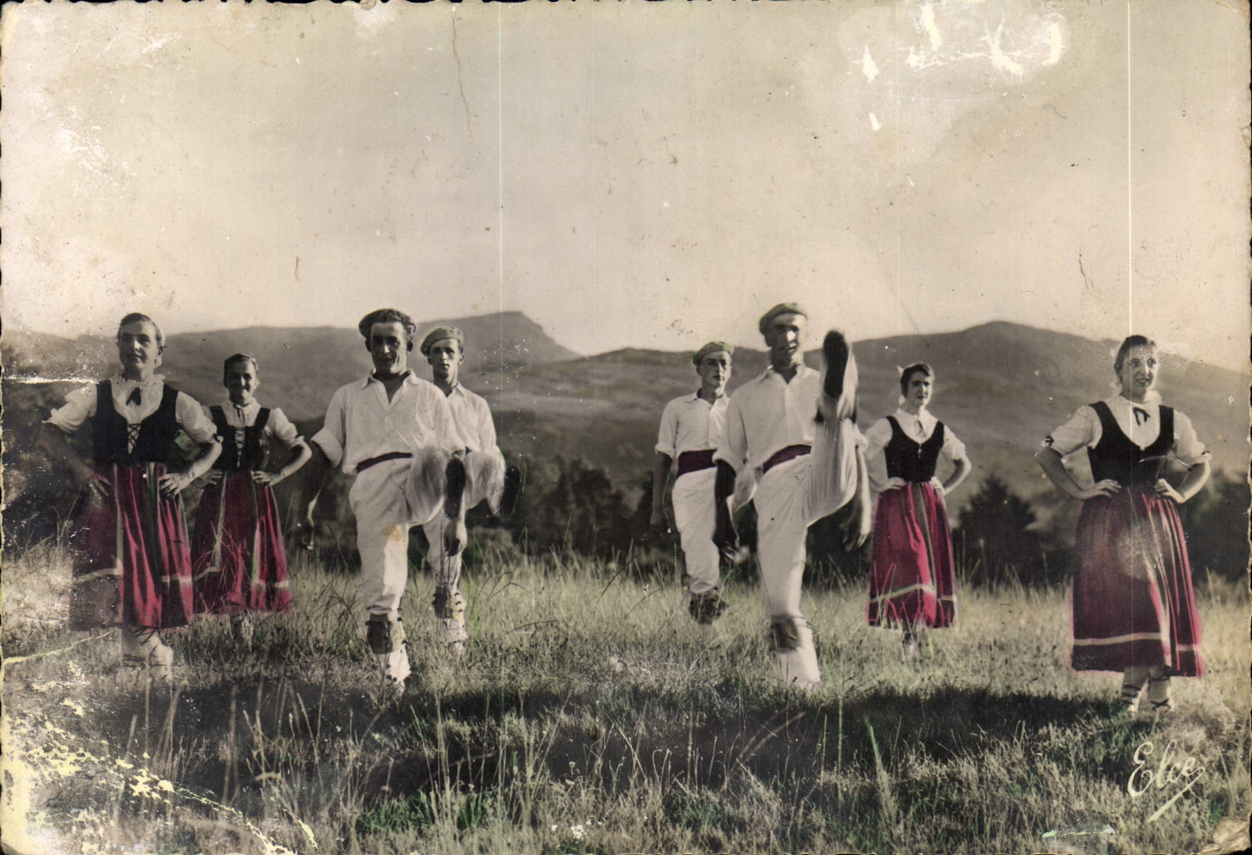 CPM Danses Basques par Begiraleak de St Jean de Luz Binaka Mixte 