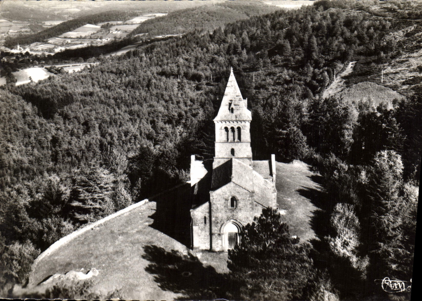 CPM Dun S et L la Chapelle dans son cadre de verdure vue aerienne 
