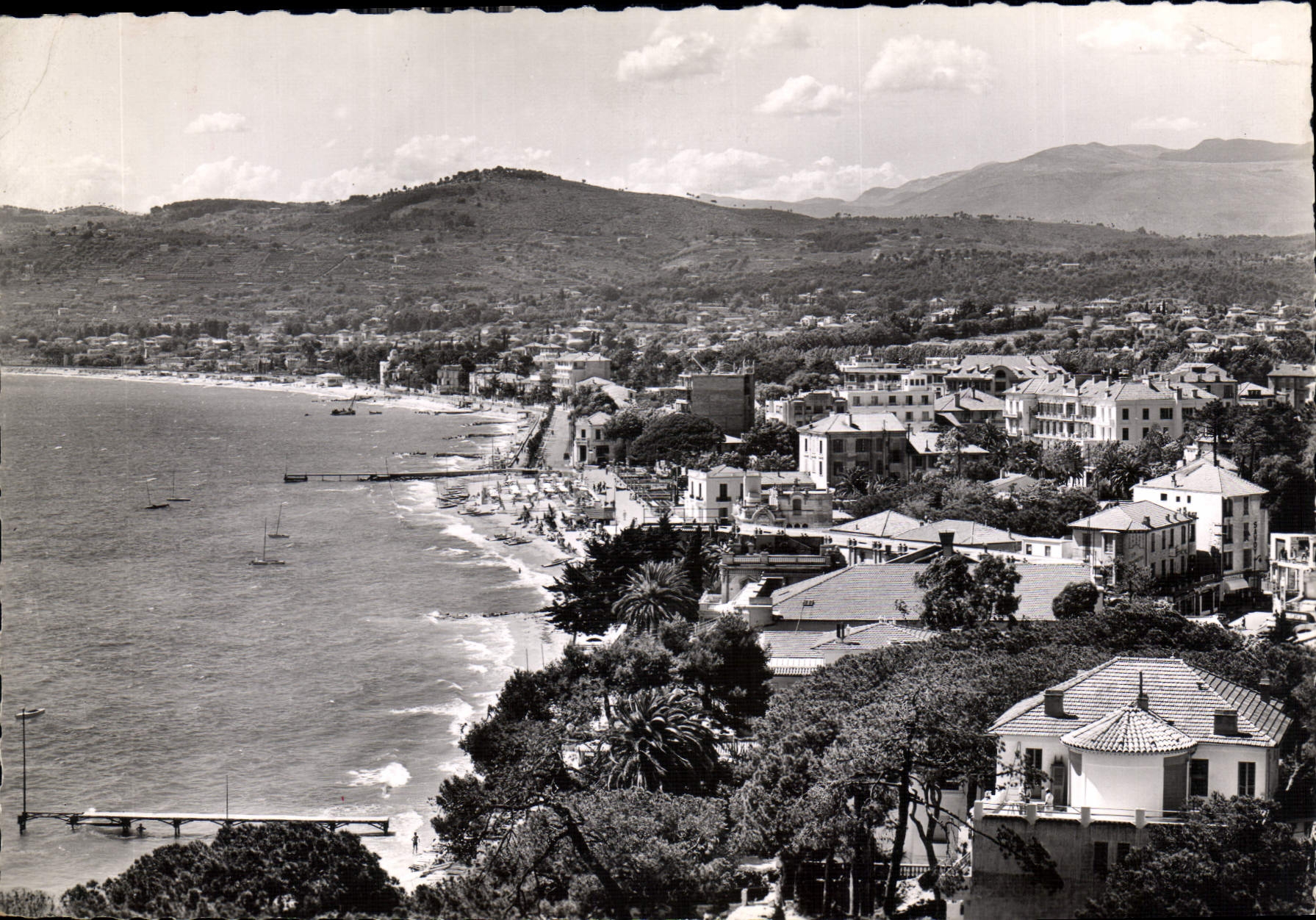 CPM Juan les Pins vue generale la ville et la plage 