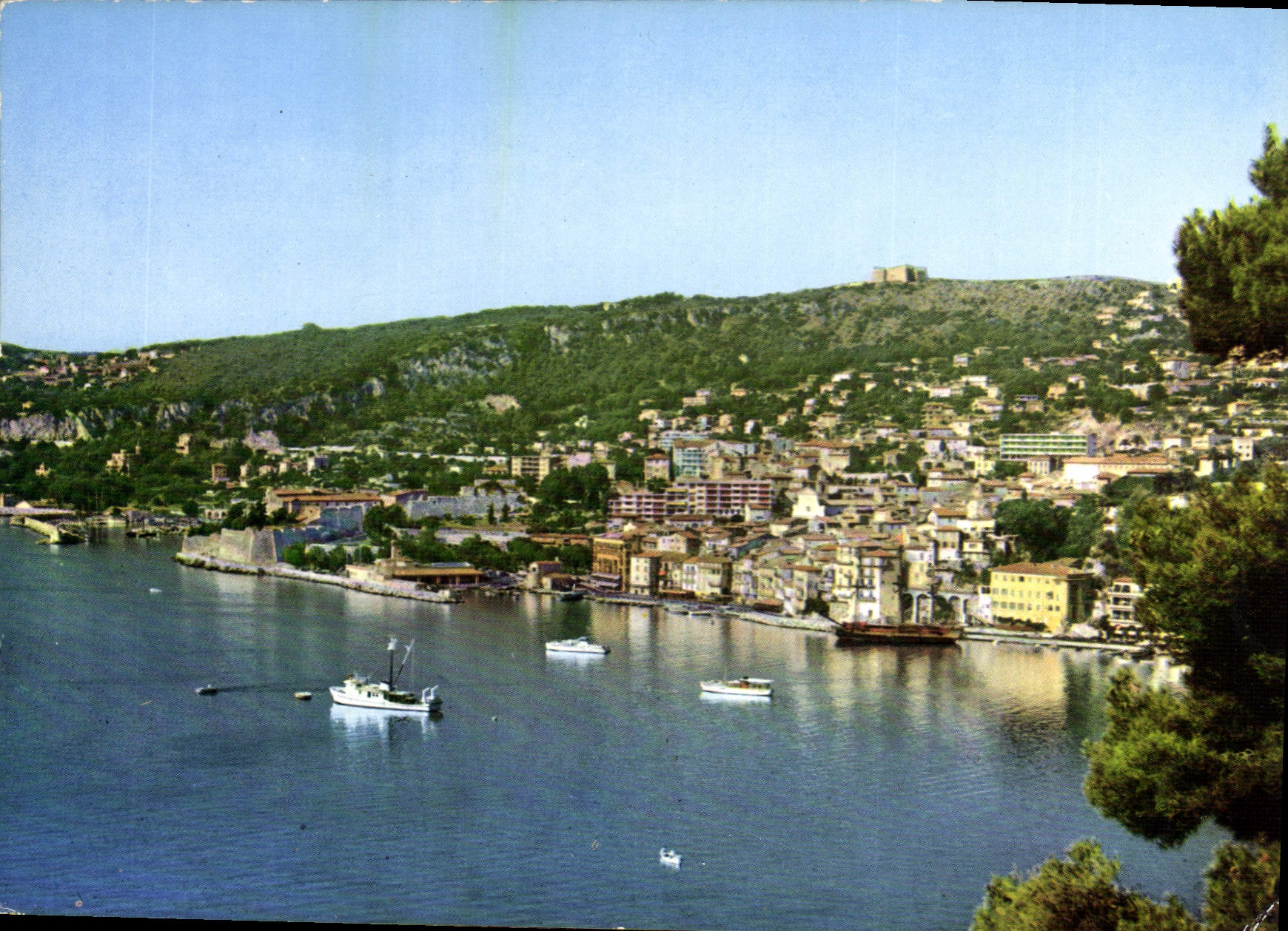 CPM La Cote d'Azur Villefranche sur Mer Panorama sur la Rade