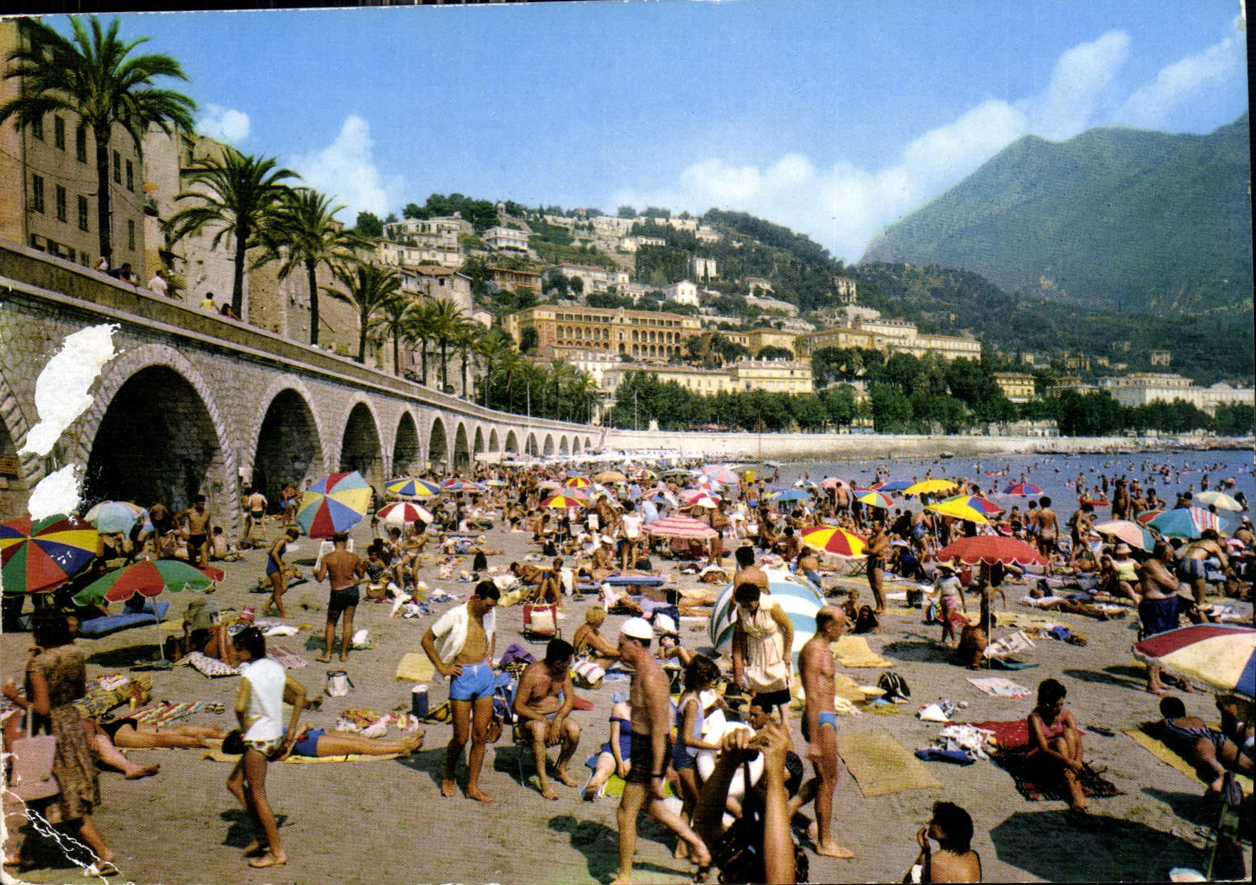 CPM Les Sites Merveilles de la Cote d'Azur Menton la Plage a l'heure du bain