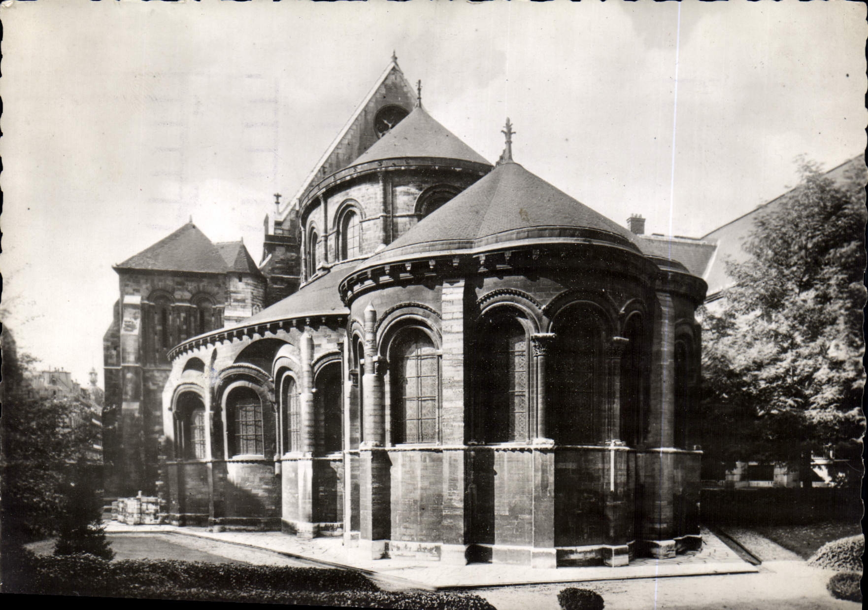 CPM Eglise du Prieure de Sain Martin des Champs Mi romane mi ogivale