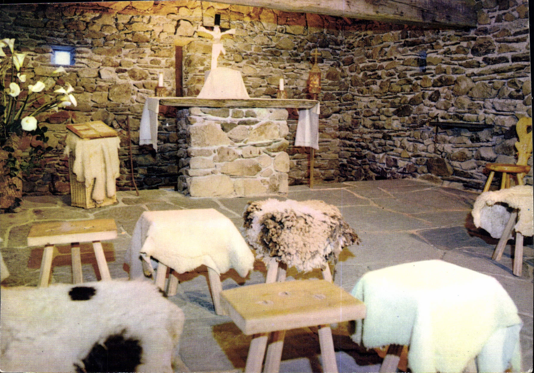 CPM Lourdes Cite Secours Sain Pierre Interieur de la Chapelle Sainte Bernadette 