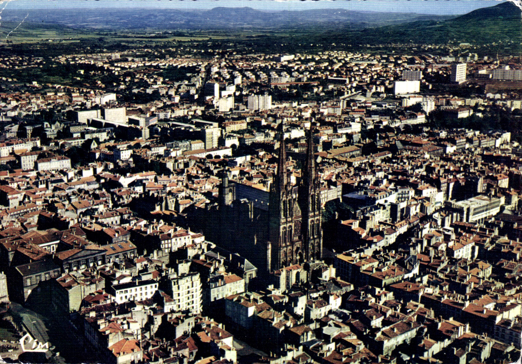 CPM Clermont Ferrand P de D Vue generale aerienne et la Cathedrale 
