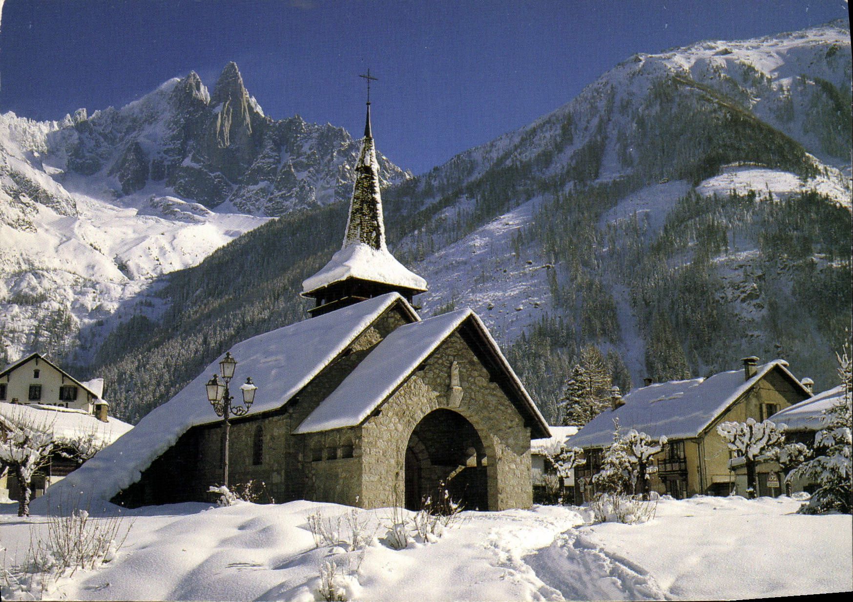 CPM Chamonix Mont Blanc Haute Savoie France la Chapelle des praz au fond l'aiguille du Dru et l'aigu
