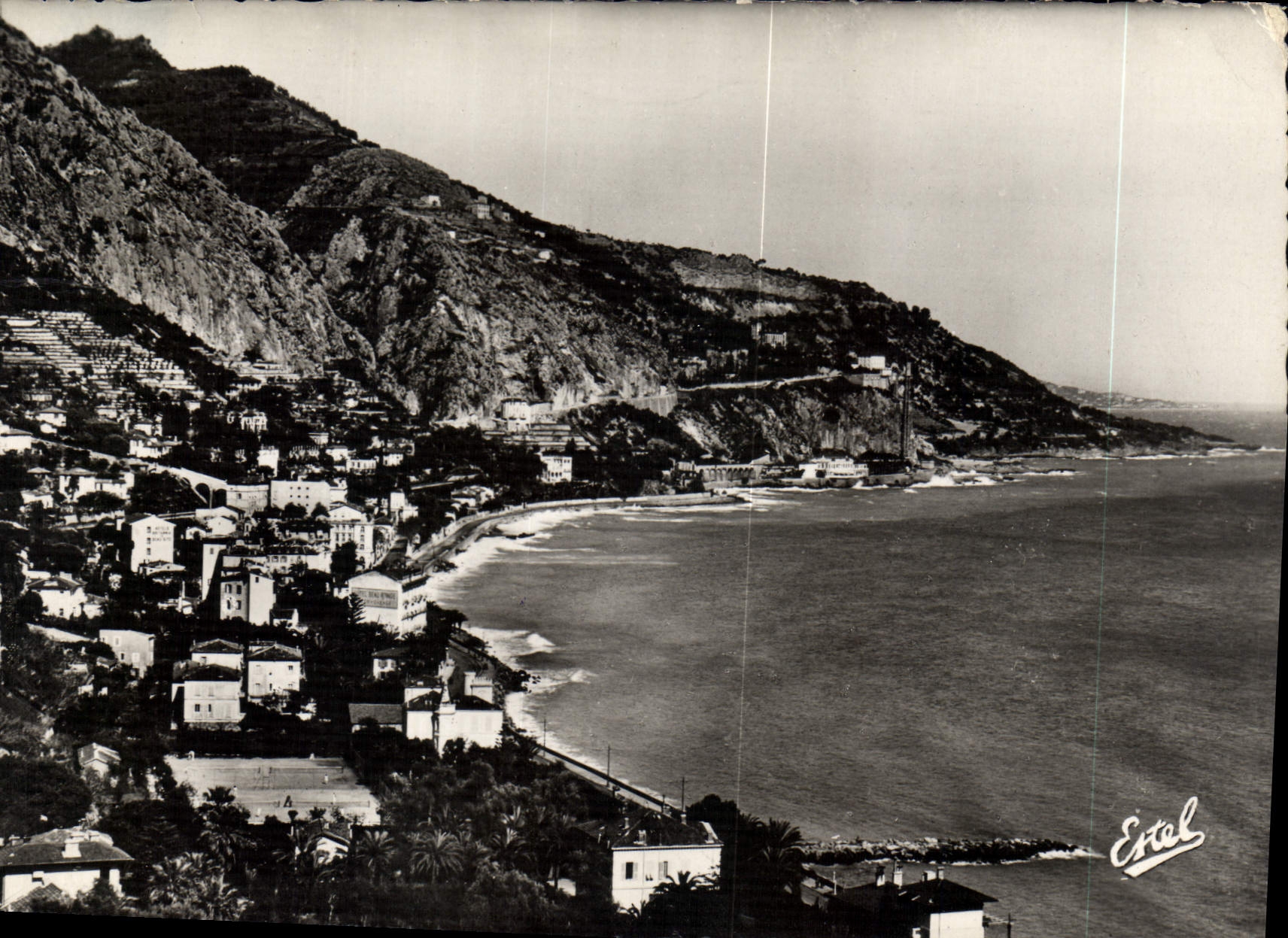 CPM Menton Vue sur la Baie de Caravan et la Frontiere Italienne 
