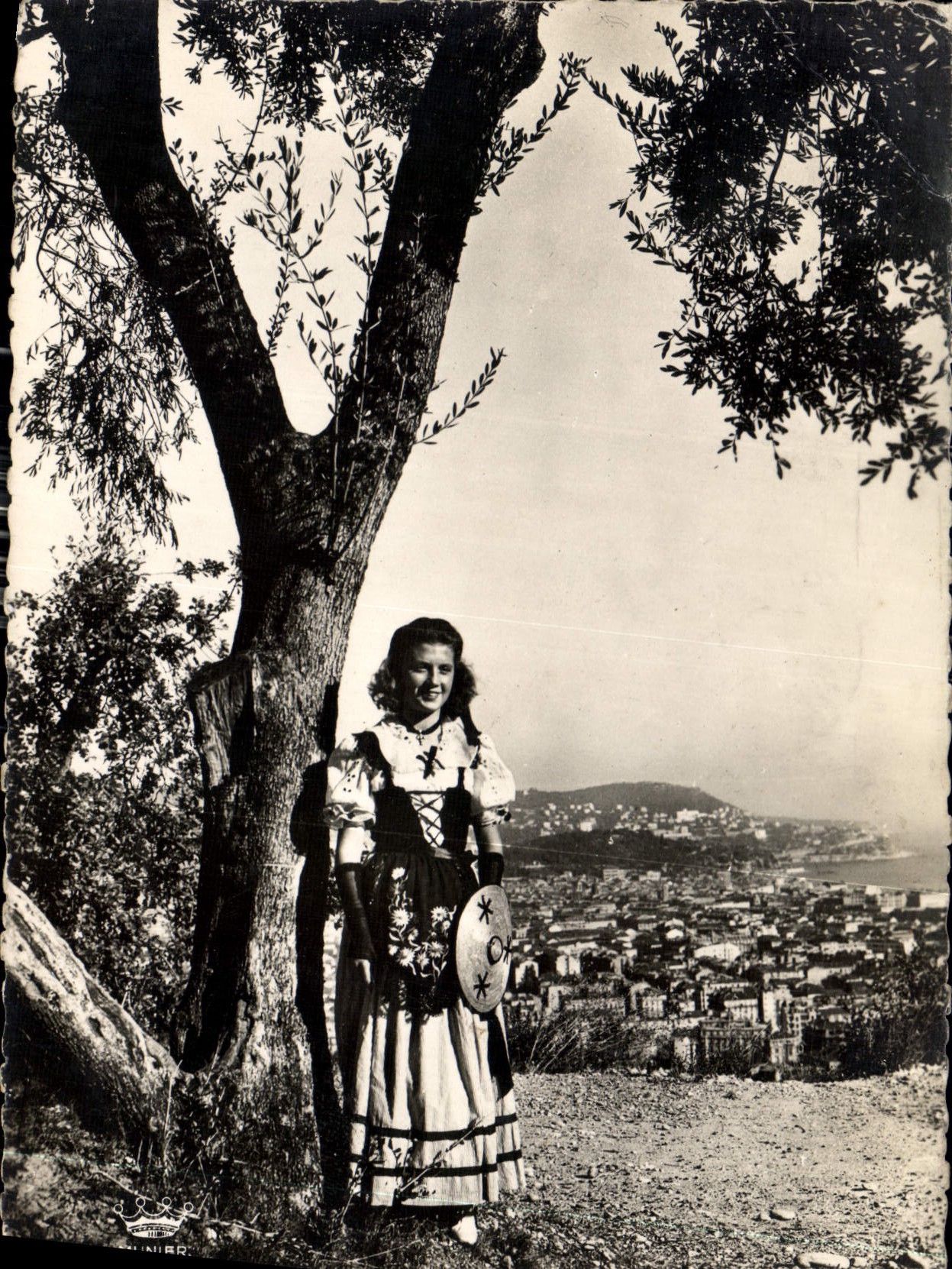 CPM Nice Jeune Fille en costume local vue prise de St Pierre de Ferie
