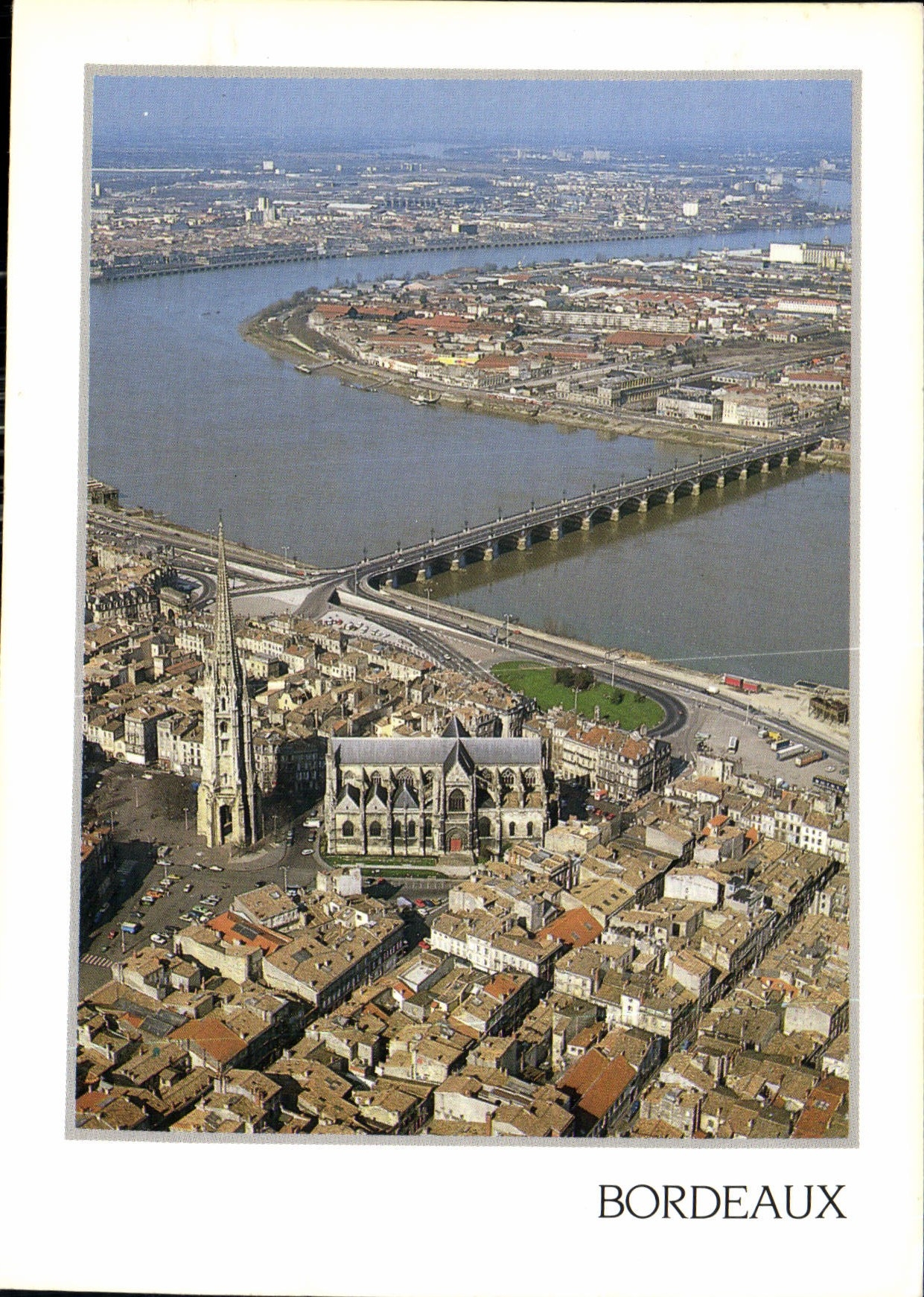 CPM Bordeaux Gironde Saint Michel L'Eglise Saint Michel le pont de Pierre et le port de la Lune sur 