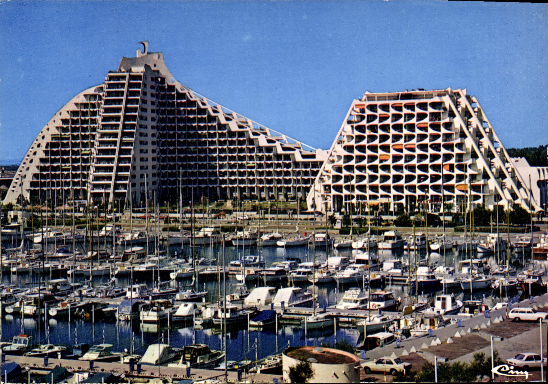 CPM La Grande Motte Herault la Grande Pyramide L'Eden le Port