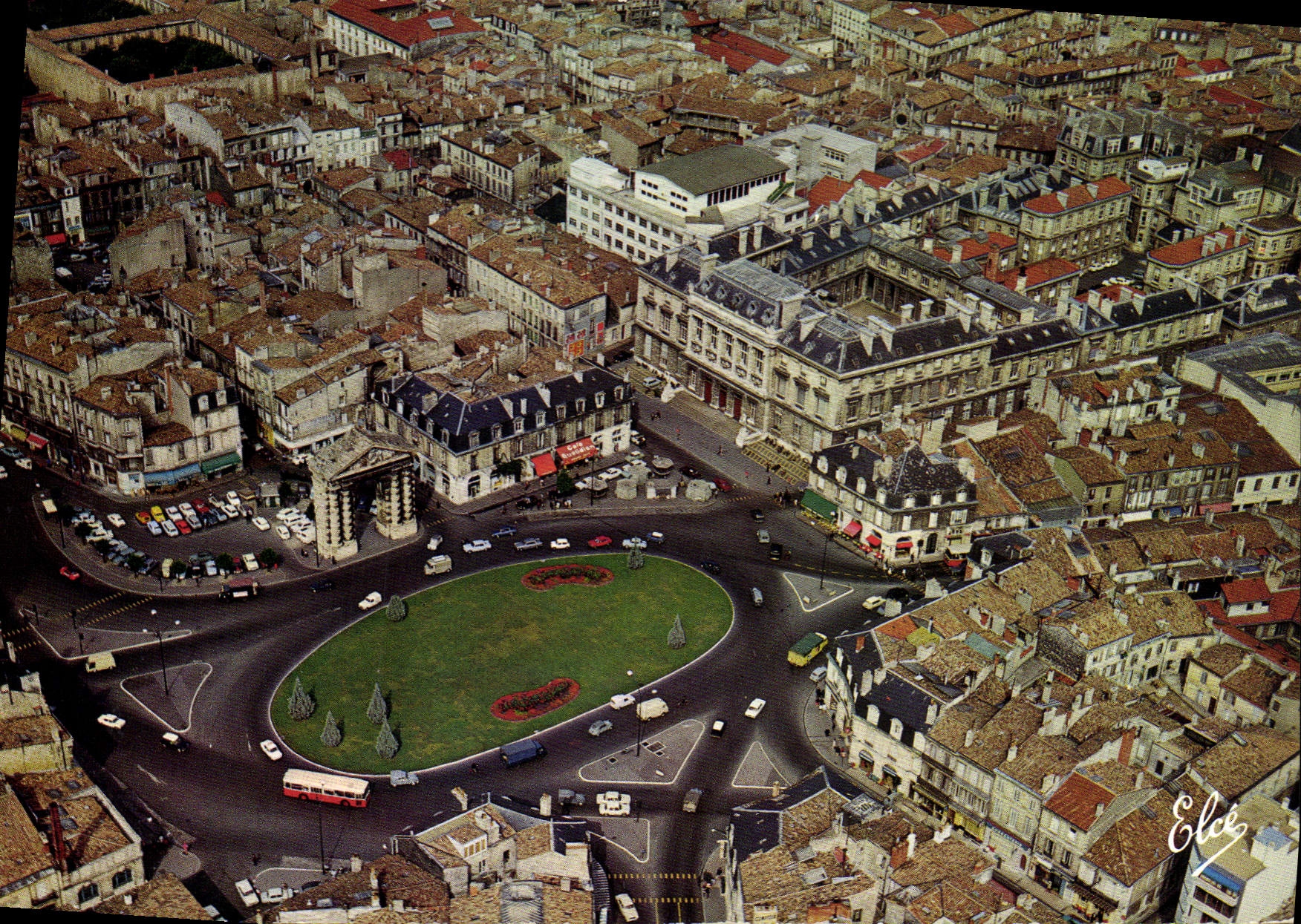 CPM Bodeaux La Place de la Victoire avec sa celebre Porte a droite la Faculte de Medecine 