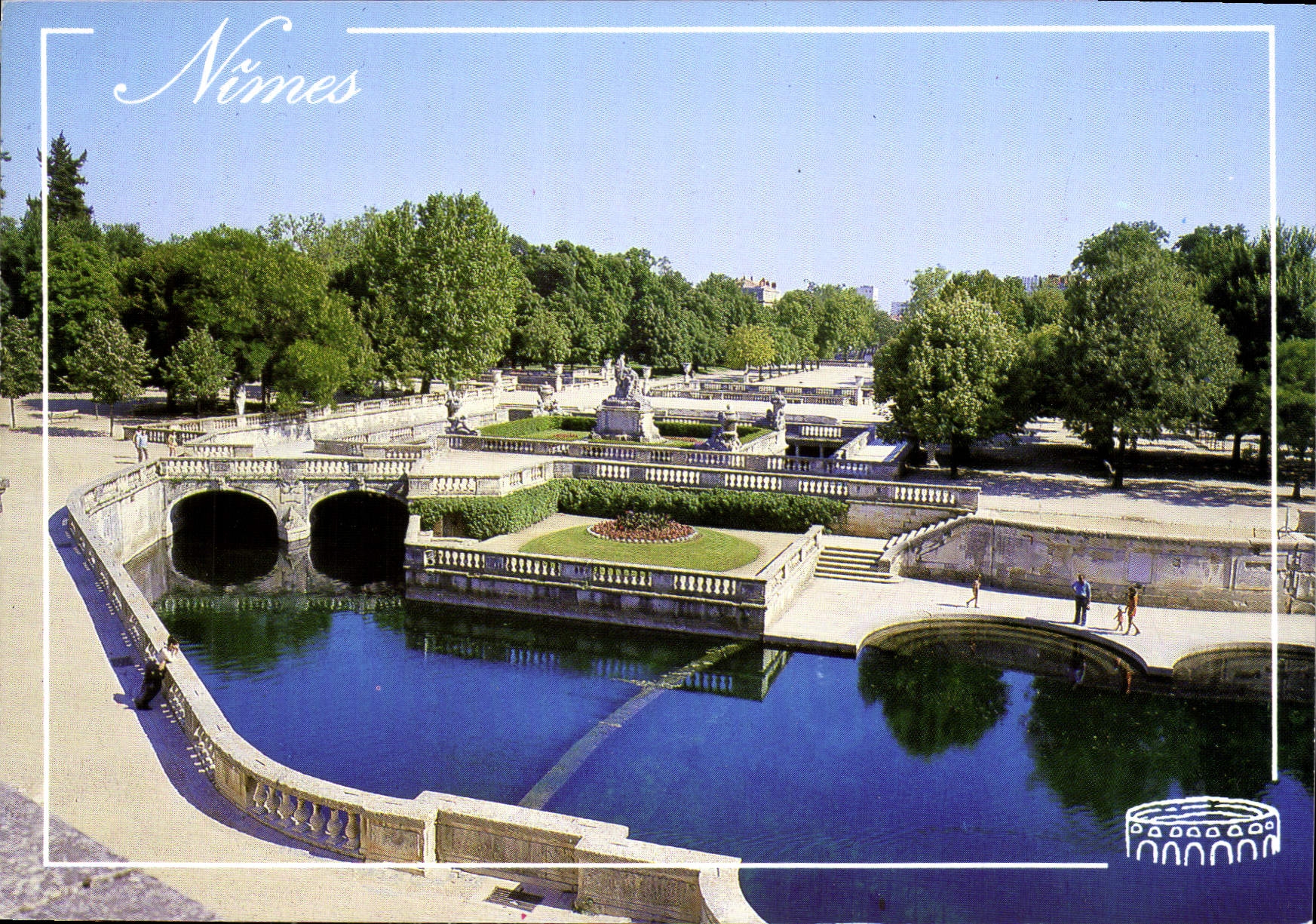 CPM Nimes Le jardin de la fontaine et la source au premier plan