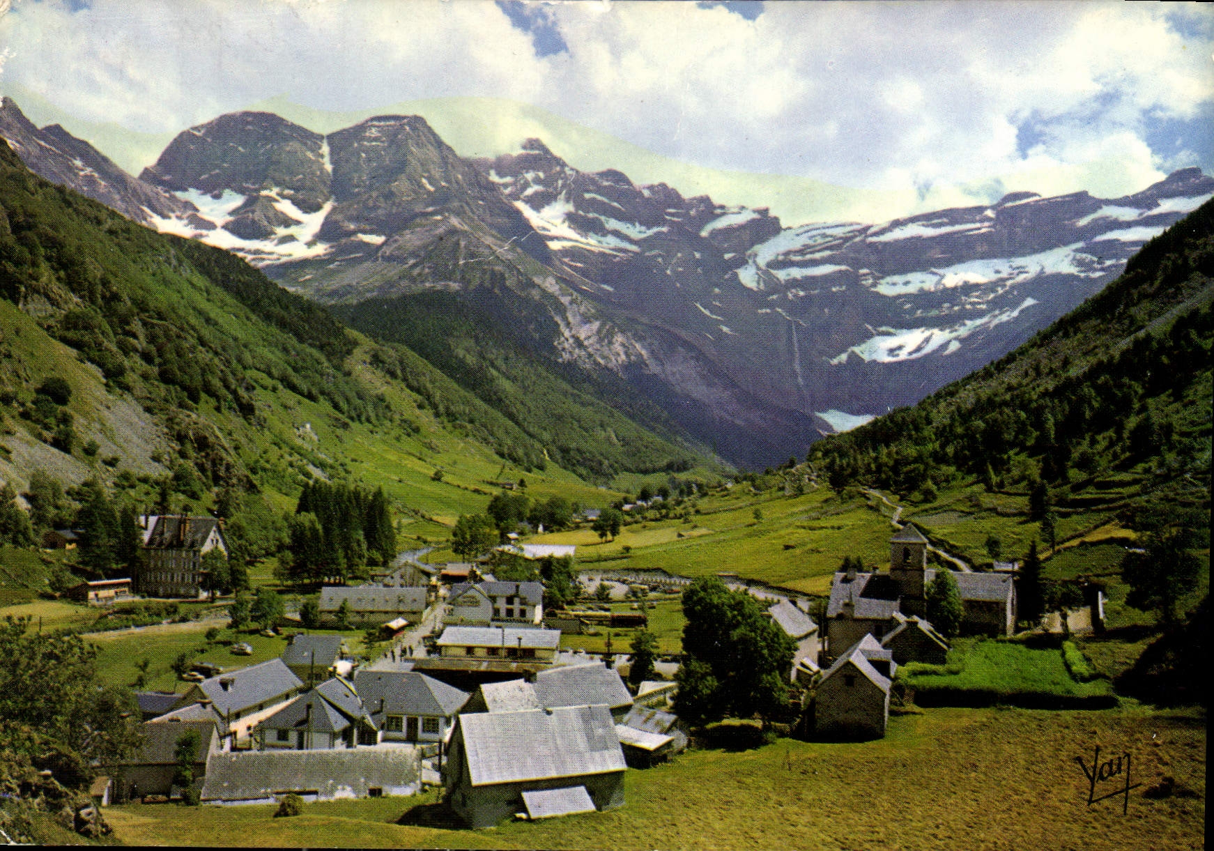 CPM Nos Belles Pyrenees Gavarnie H P le Village et le Cirque 