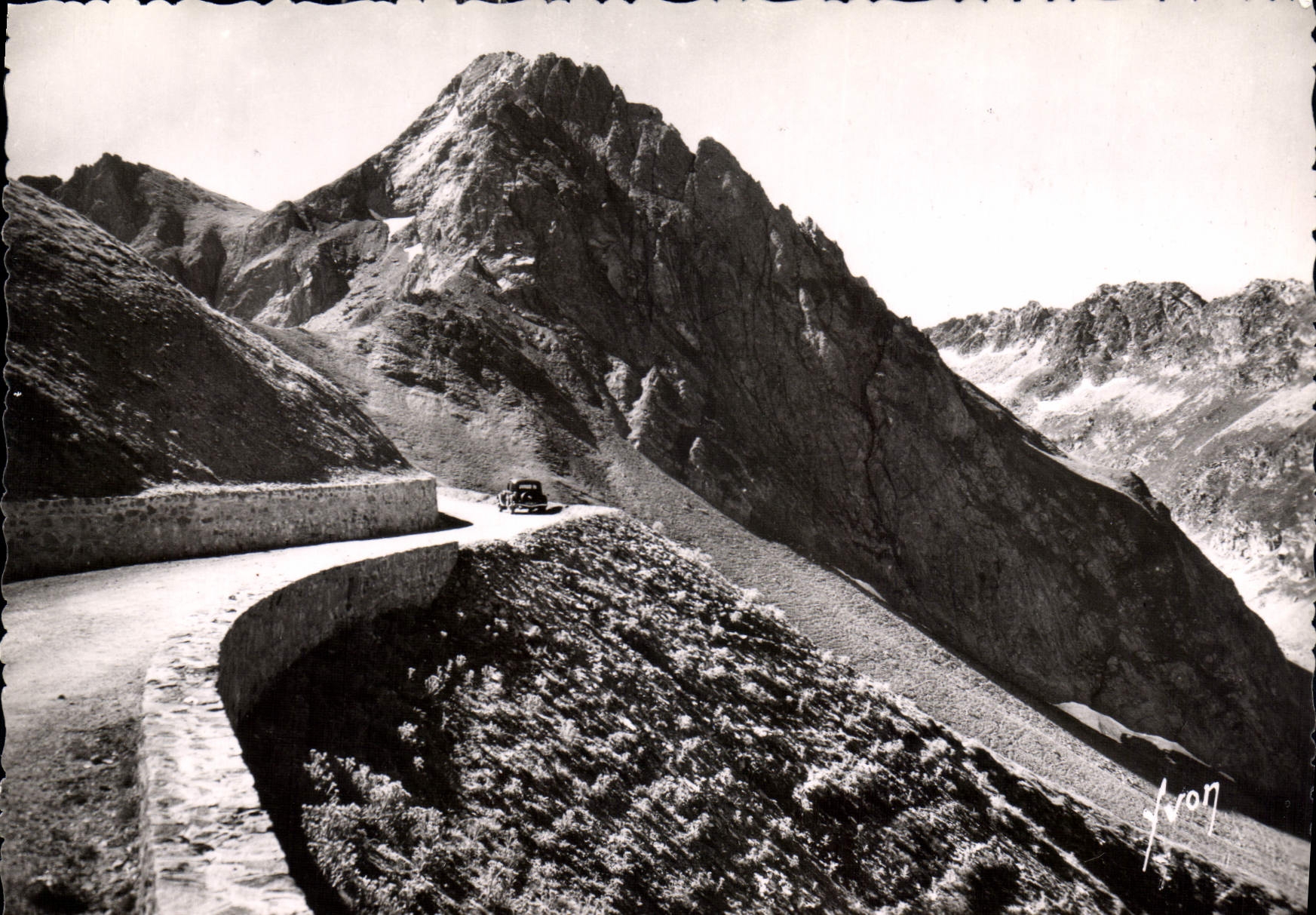 CPM Le Tourmalet Htes Pyr La Route a l'arrivee au Col 