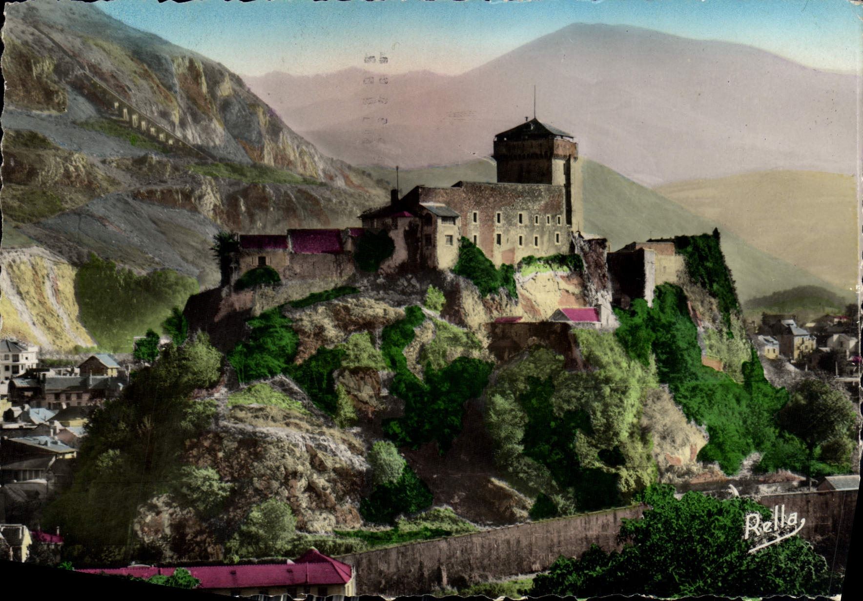 CPM Lourdes Le Chateau Fort et les Pyrenees 