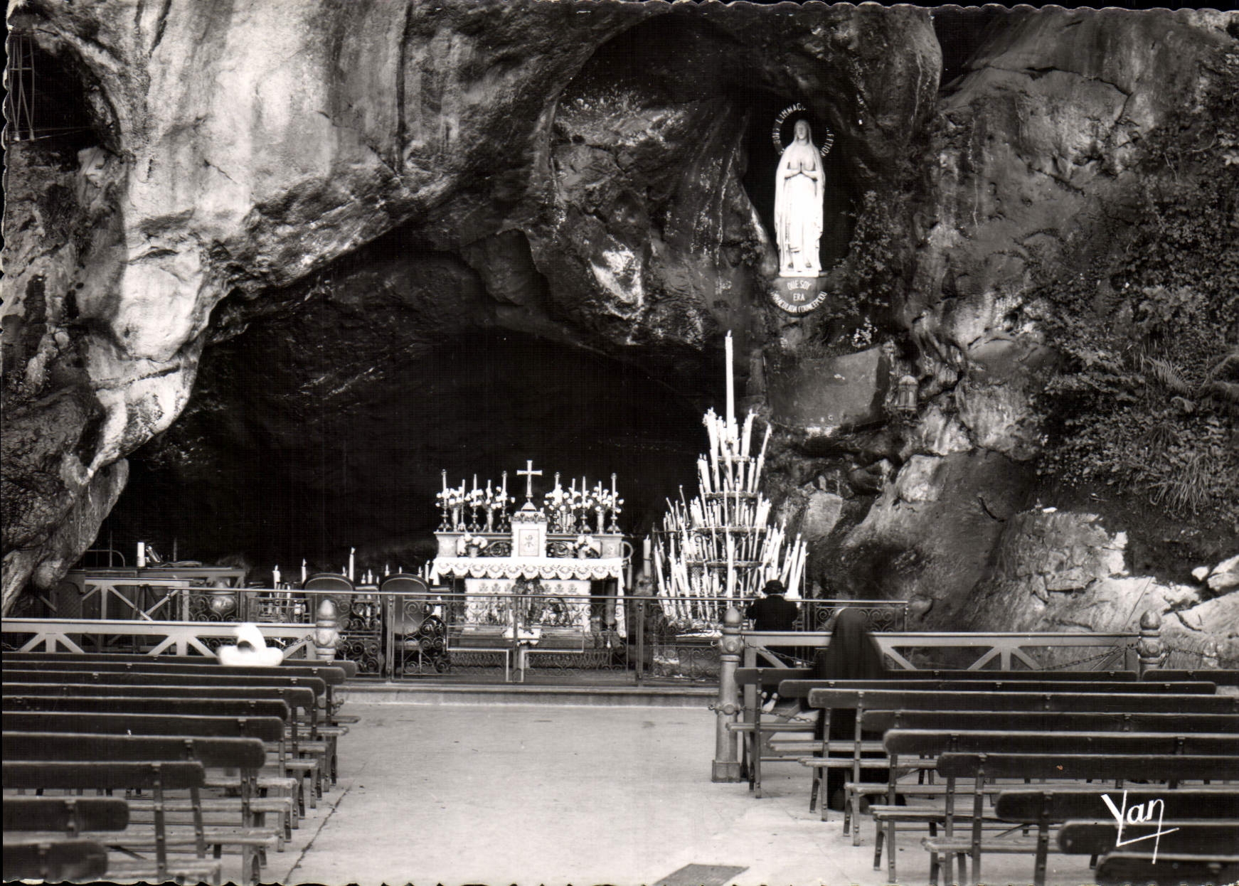 CPM Lourdes La Grotte Miraculeuse 