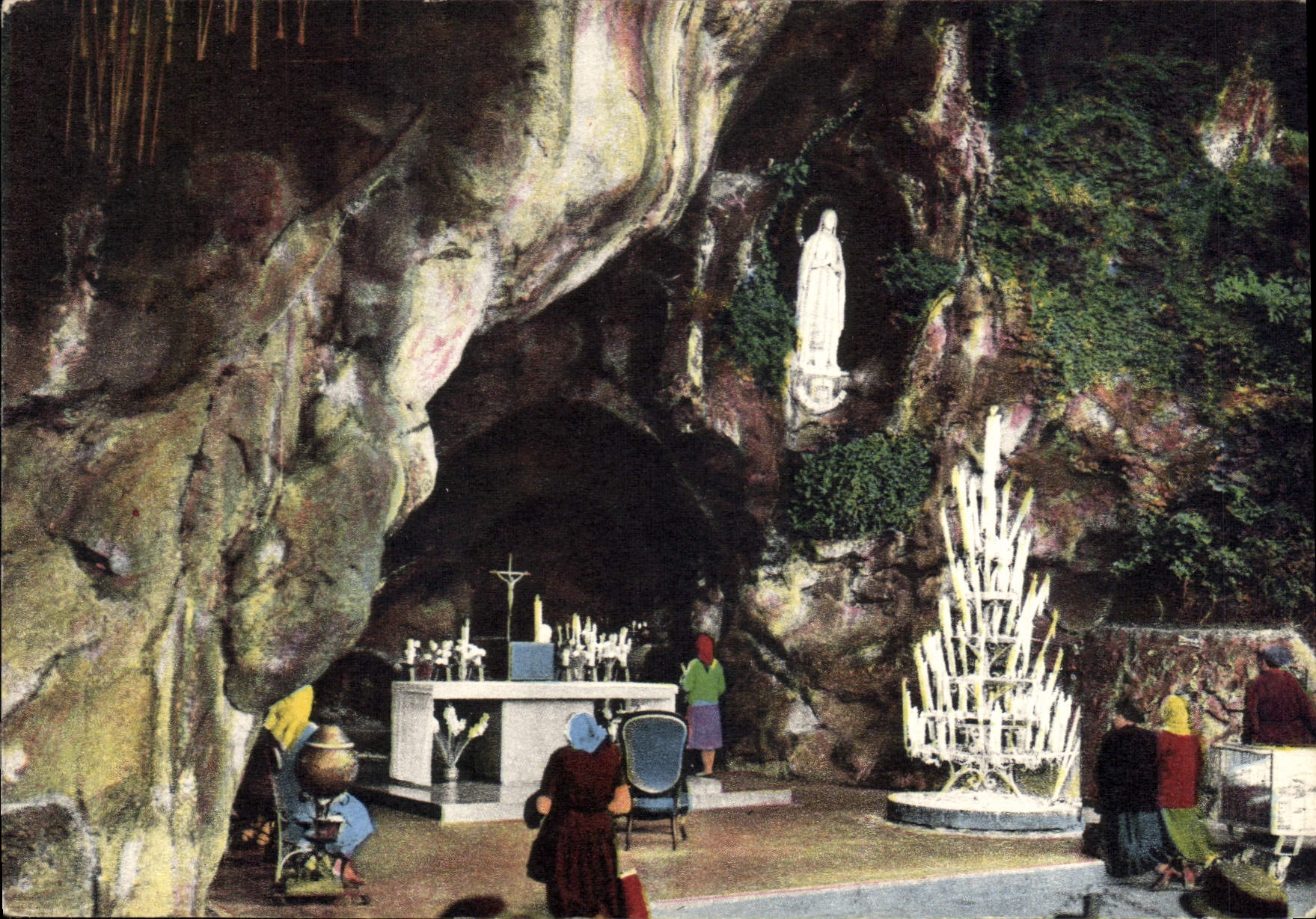 CPM Lourdes Htes Pyr La Grotte de Massabielle