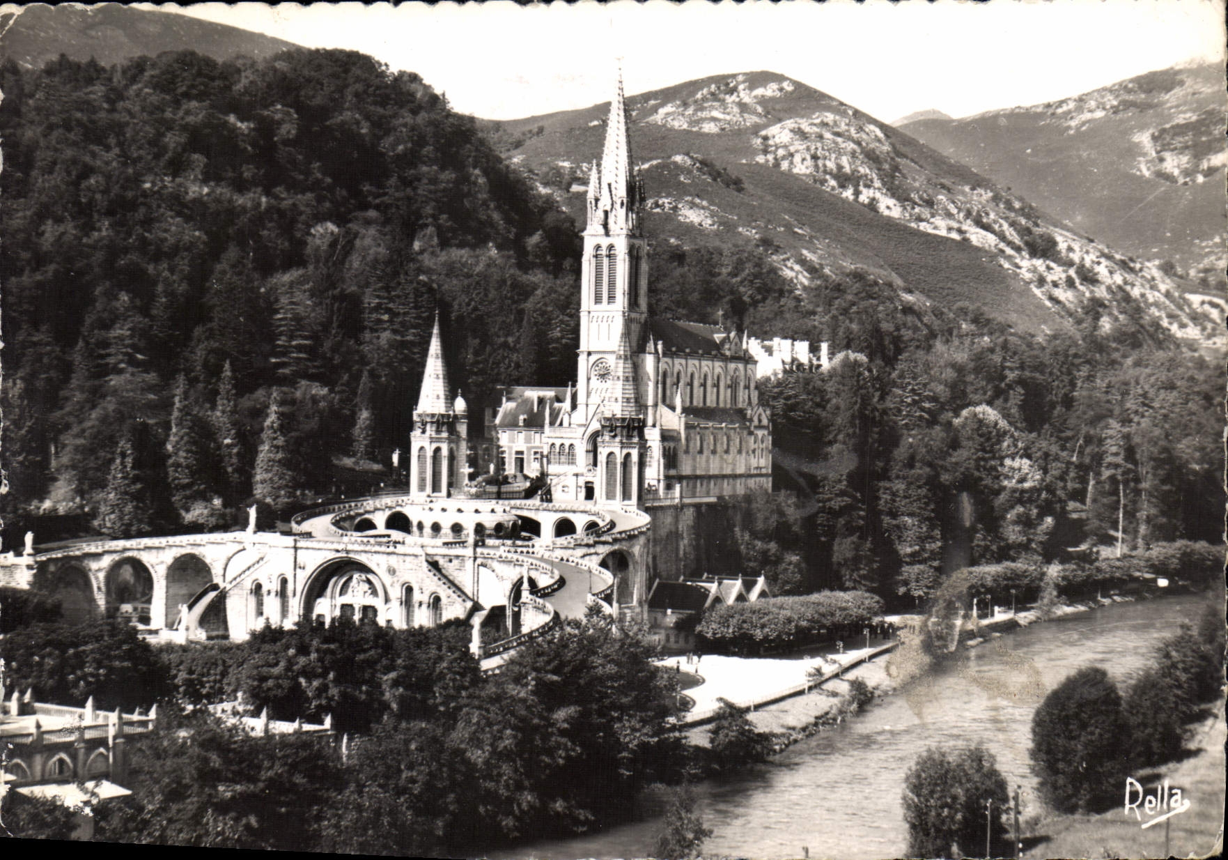 CPM Lourdes Hautes Pyrenees La Basilique 