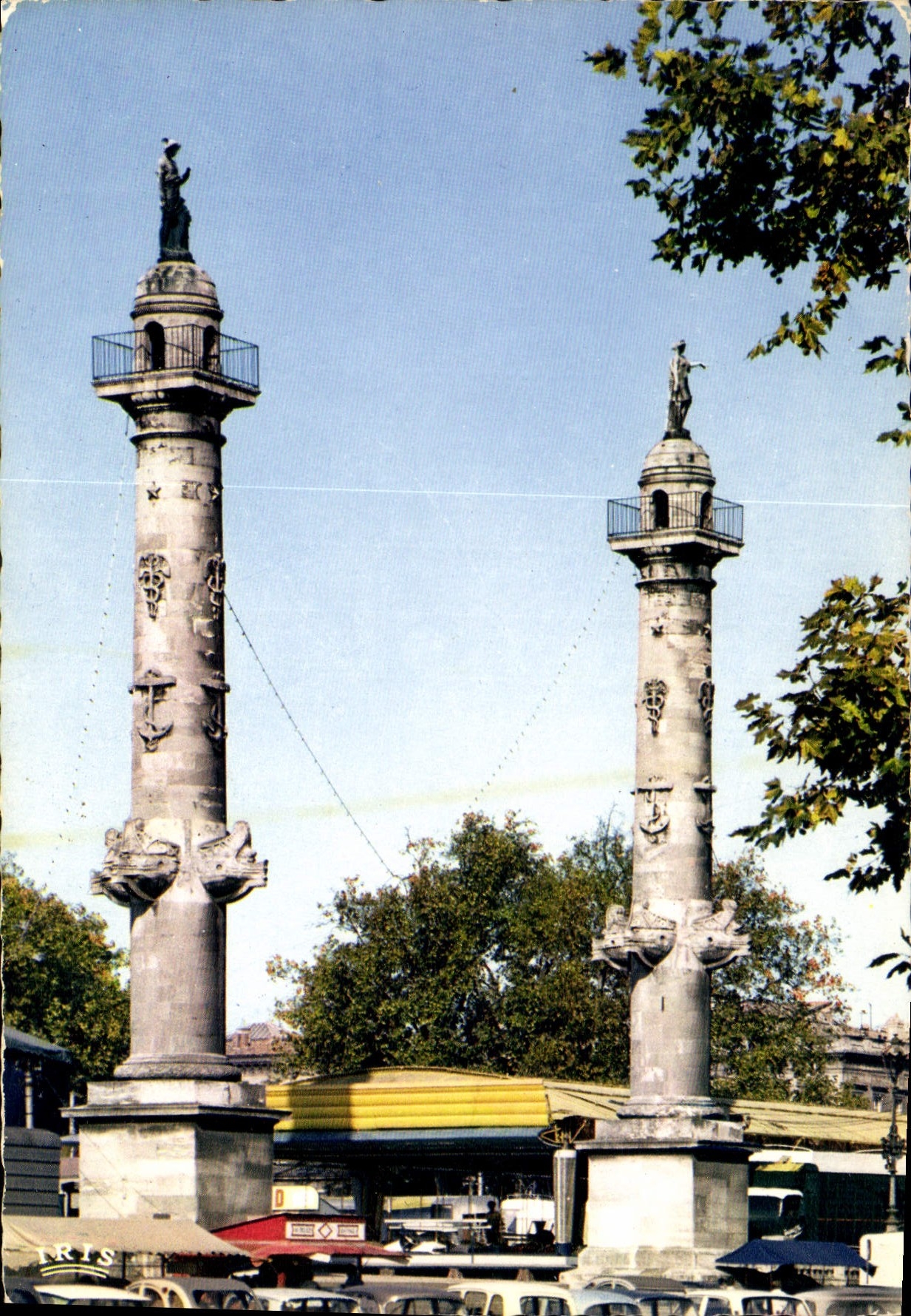 CPM Bordeaux Gironde les Colonnes rostrales surmontee des statues du Commerce et de la Navigation 