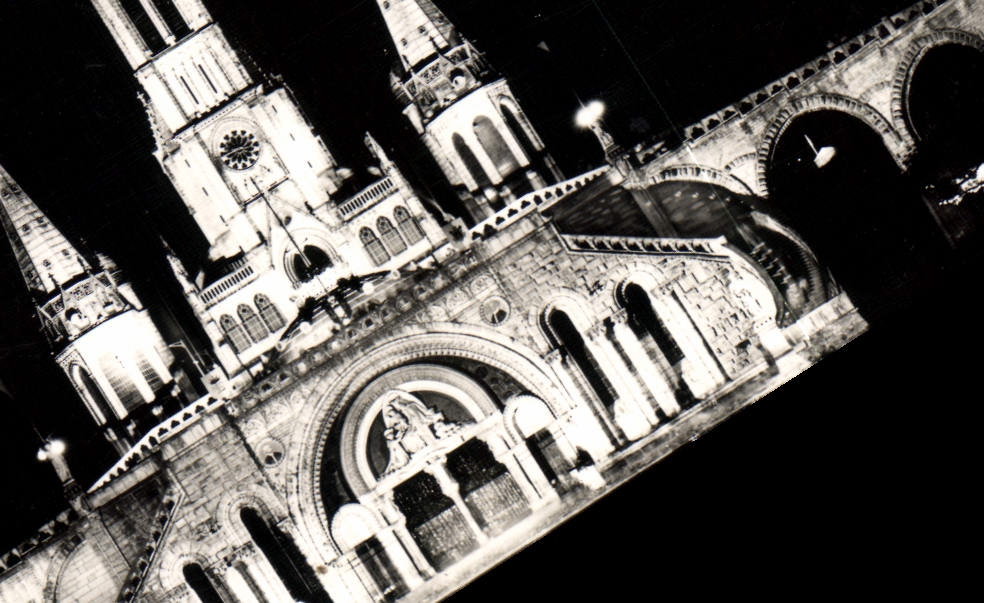 CPM Lourdes La Basilique Illuminee 