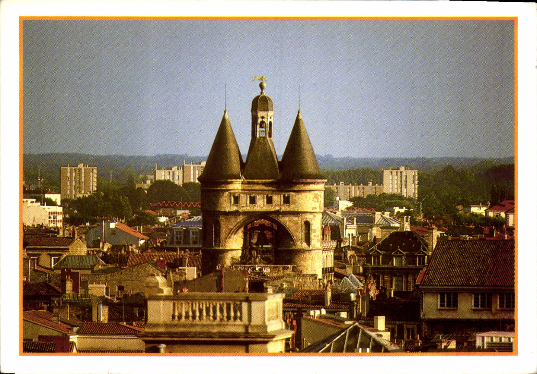 CPM Bordeaux La Porte de la Grosse Cloche emergeant des toits 