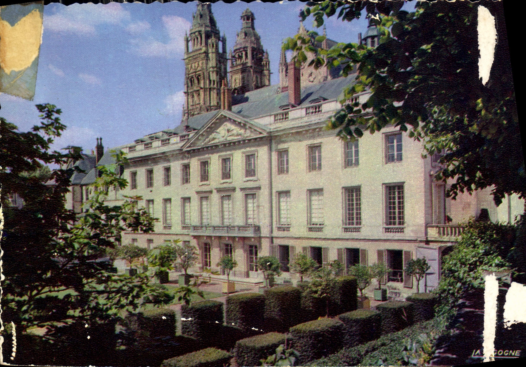 CPM Tours Le Musee des Beaux Arts et les Tours de la Cathedrale Saint Gatien