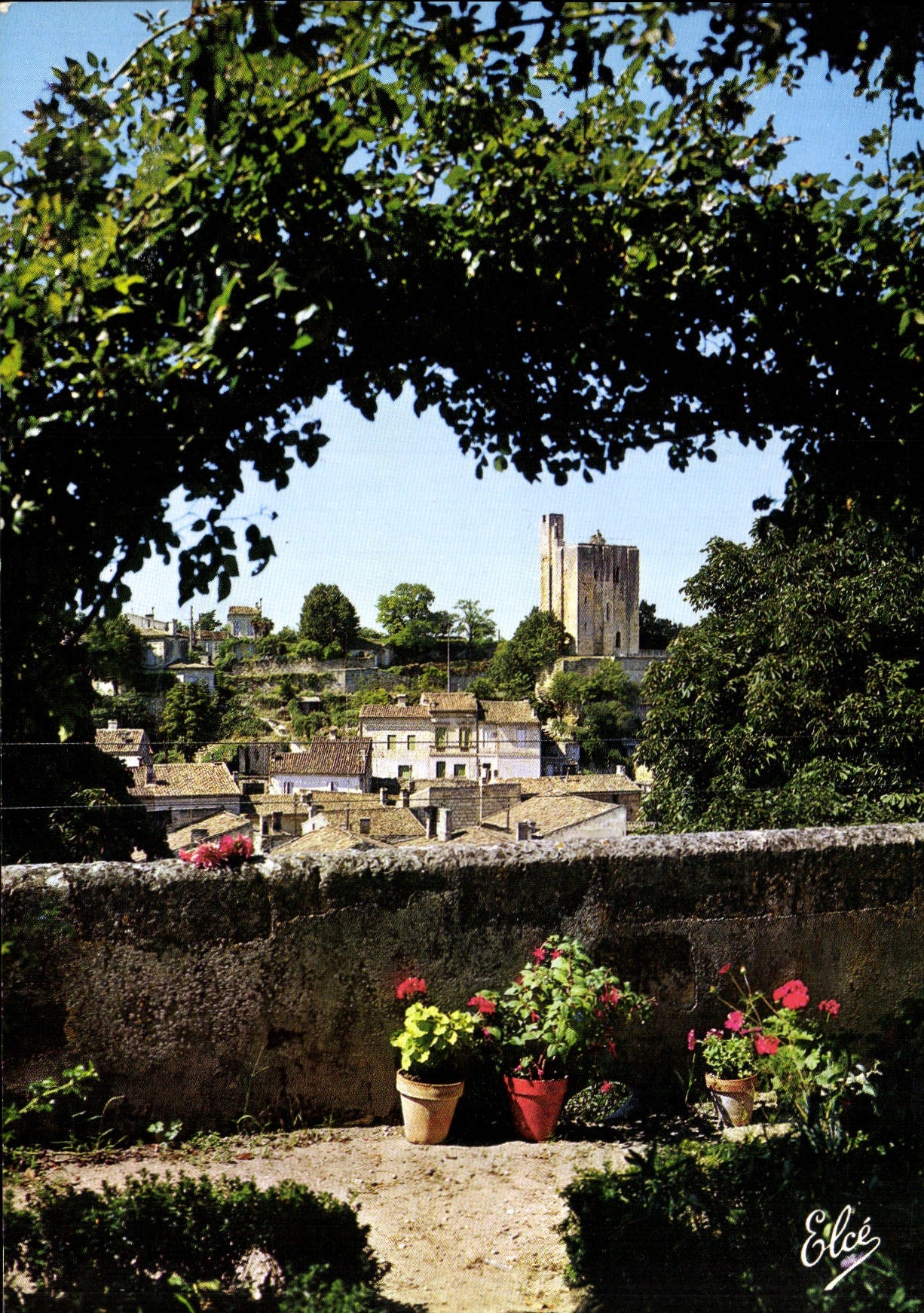CPM Saint Emilion Gironde Vue generale et le Chateau du Roi XIII siecle