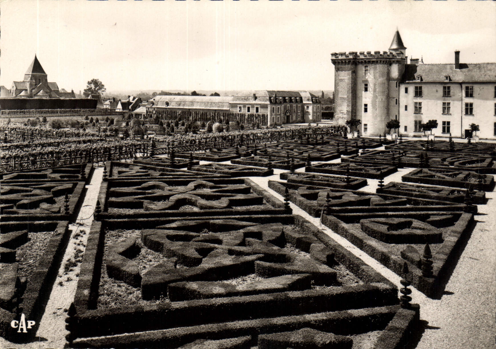 CPM Villandry Le Chateau Vue panoramique sur le Jardin et le Canal