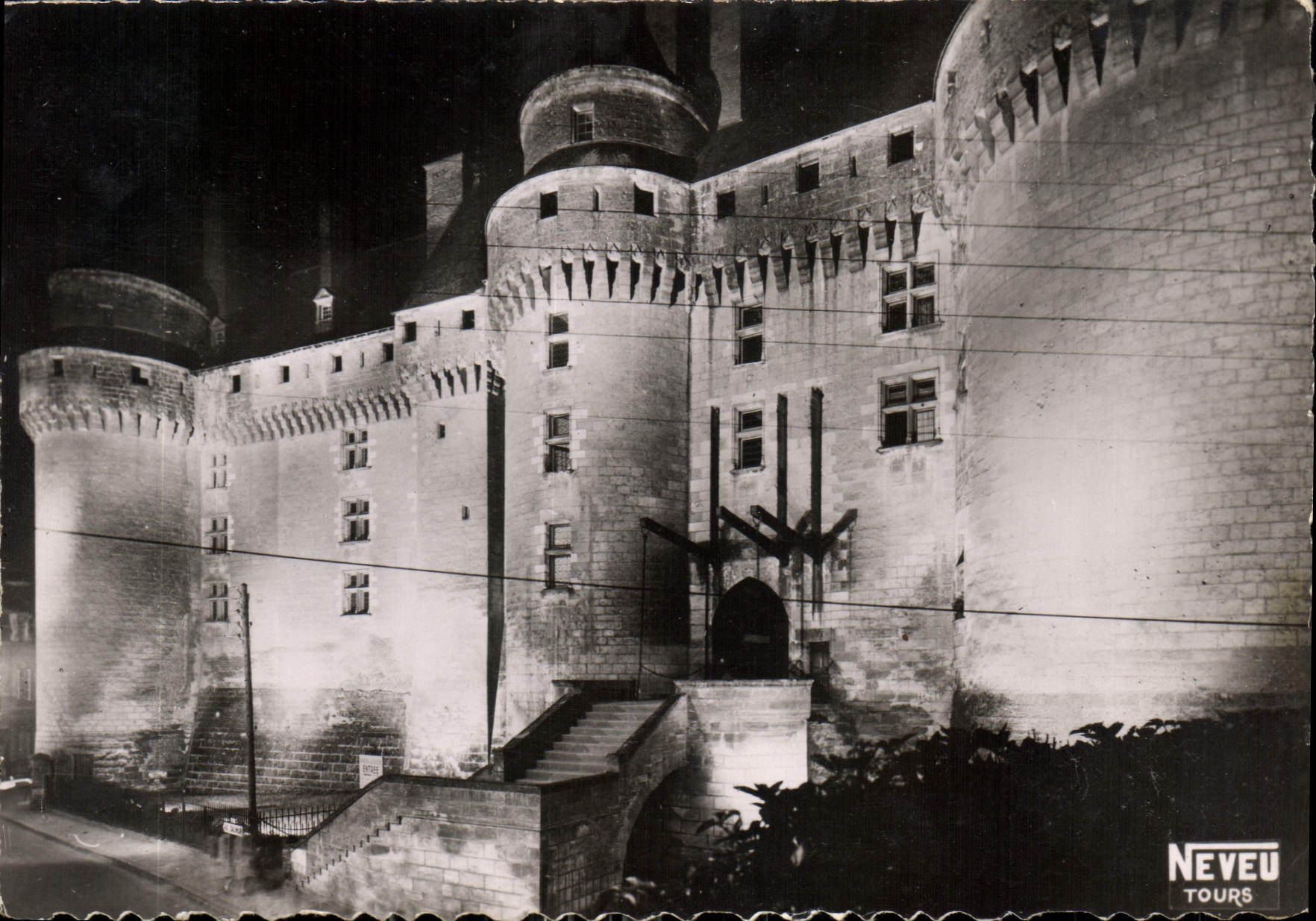 CPM Langeais Le Chateau vu de nuit 