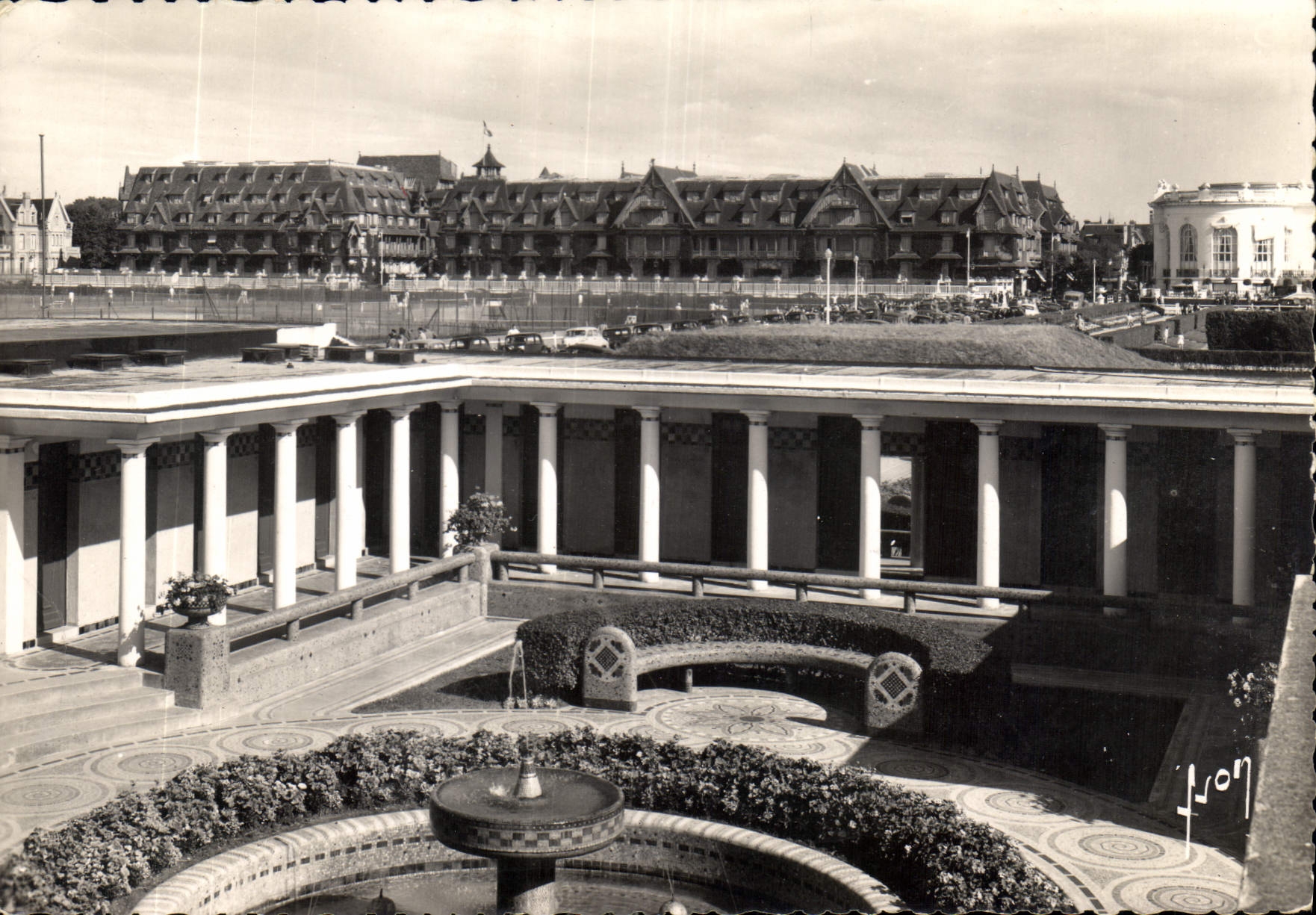 CPM Deauville Trouville Calvados Le Normandy