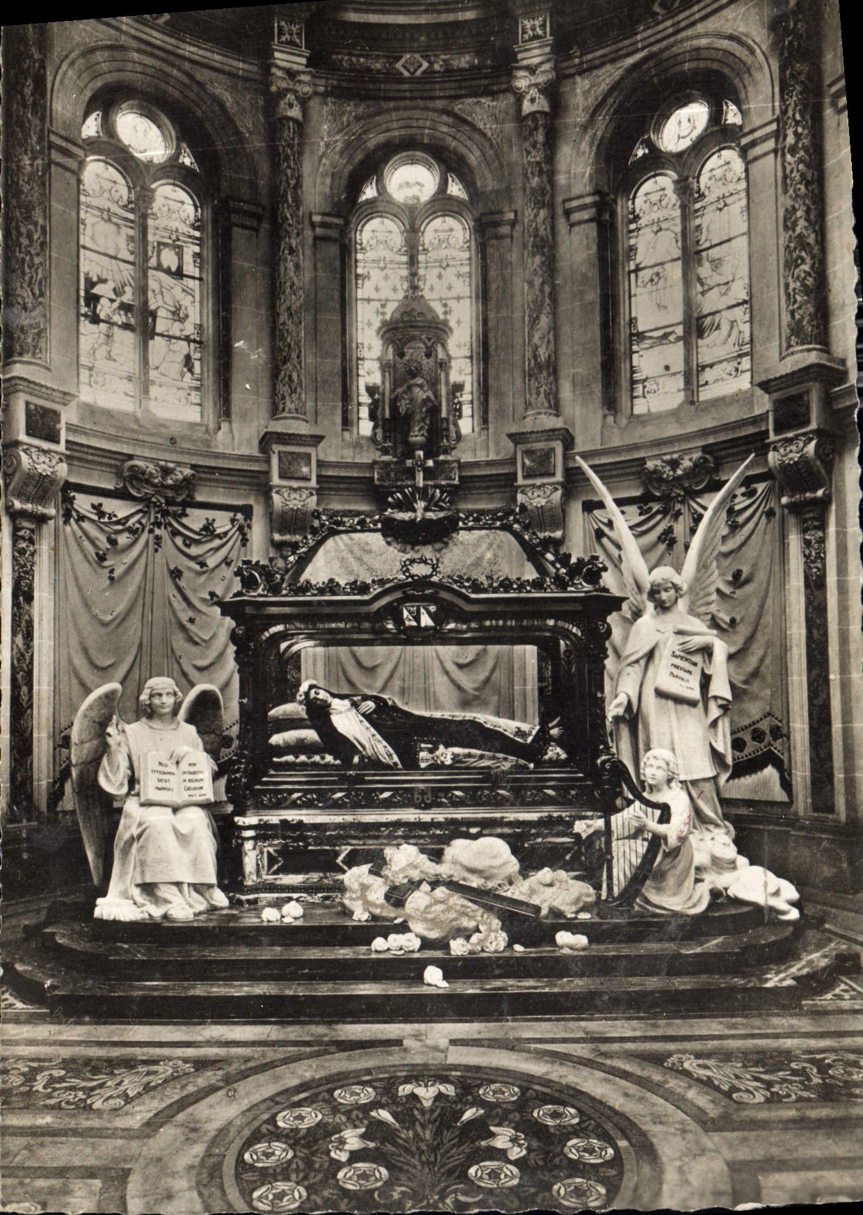 CPM Lisieux Chapelle de la Chasse de Sainte Therese de l'Enfant Jesus 