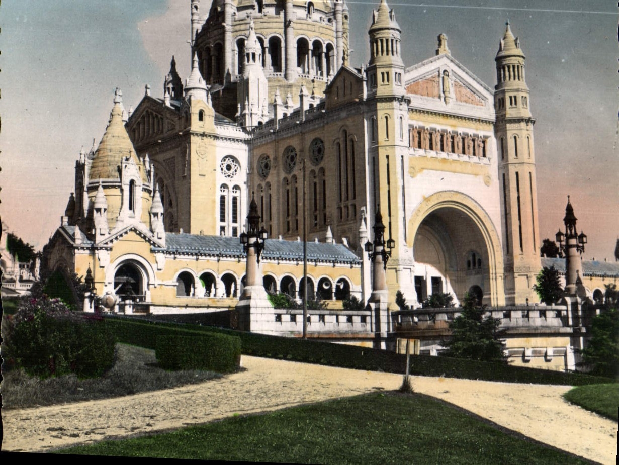 CPM La Basilique de Lisieux Vue d'ensemble 
