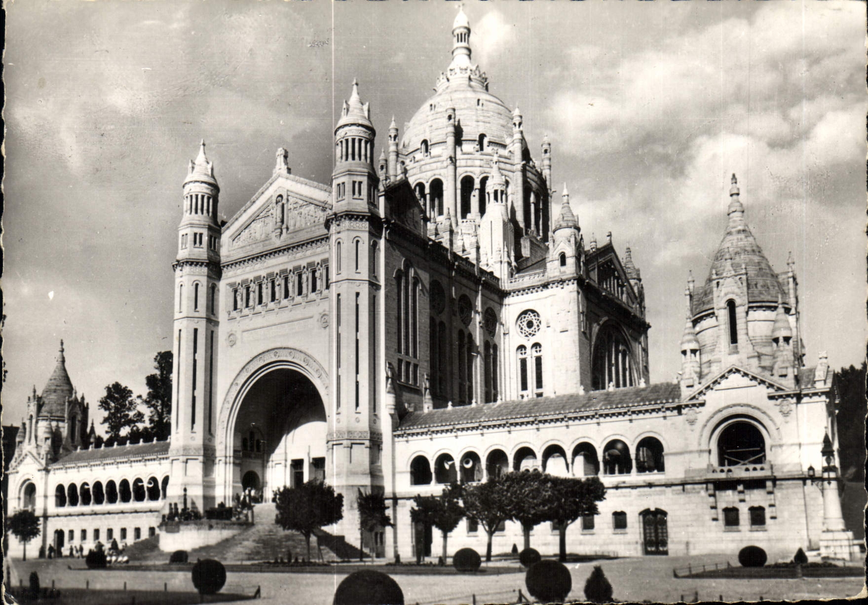 CPM Lisieux Calvados La Basilique 