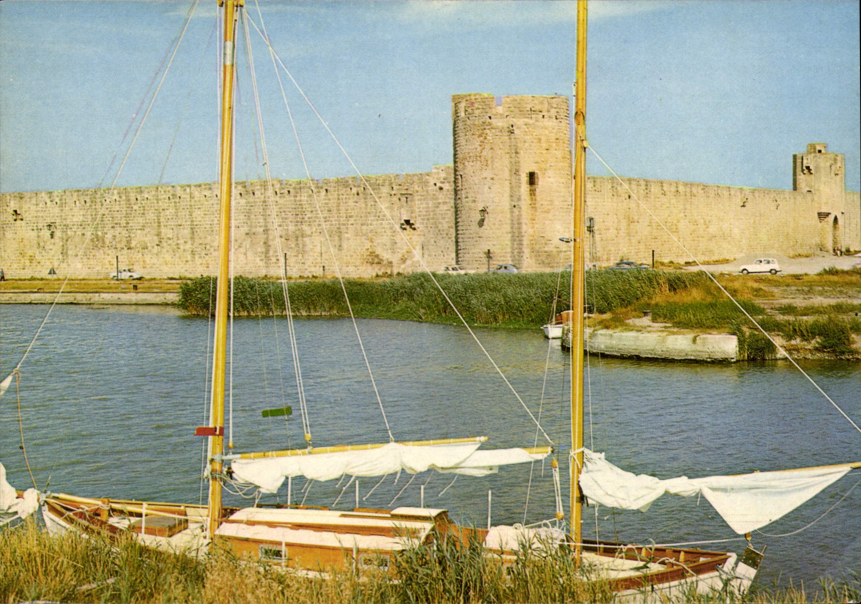 CPM Au Soleil de la Camargue Aiguesmortes Gard La tour des Bourguignons et le Canal 