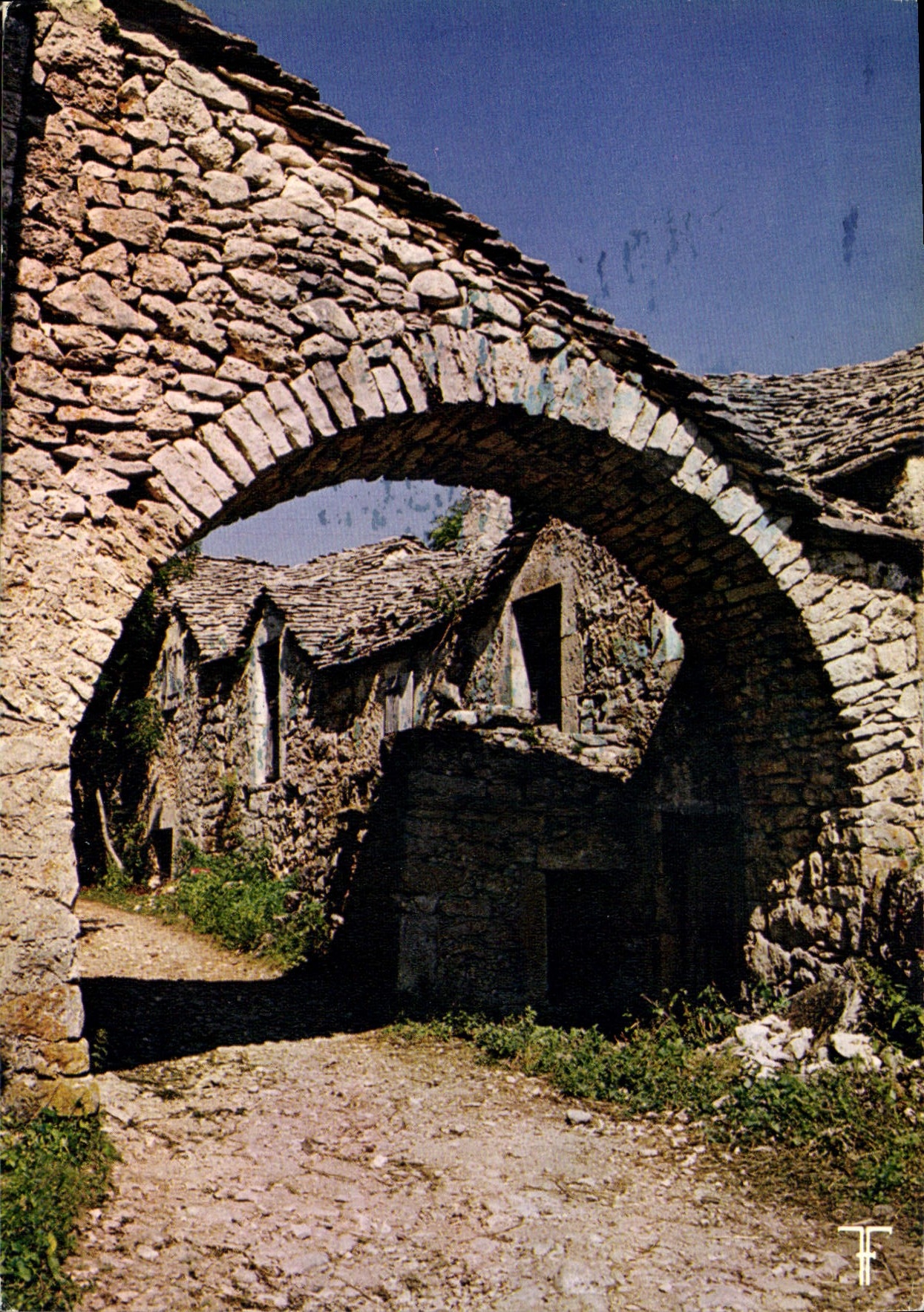 CPM Causse Mejean Arc boutant au dessus d'une rue