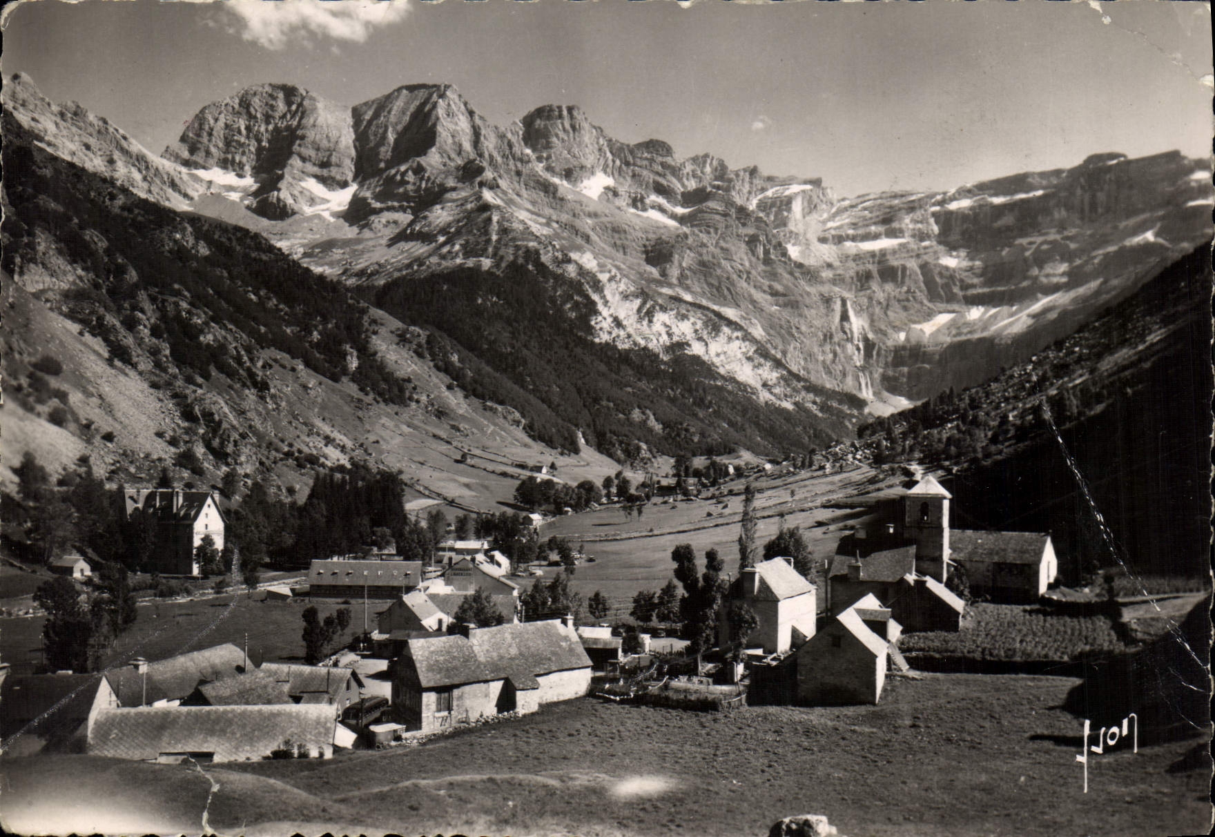 CPM Cirque de Gavarnie Le Village Massif du Marbore