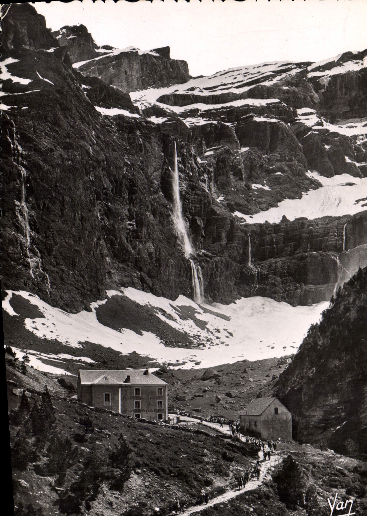 CPM Gavarnie L'Hotel du Cirque et la Grande Cascade 