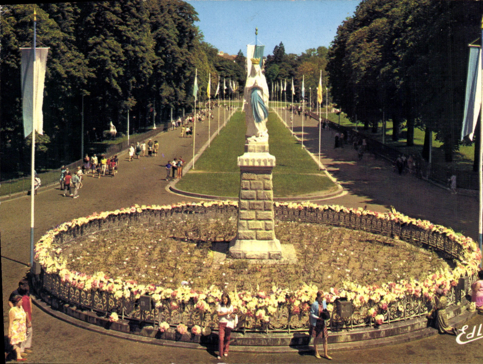 CPM Lourdes La Vierge Couronnee 