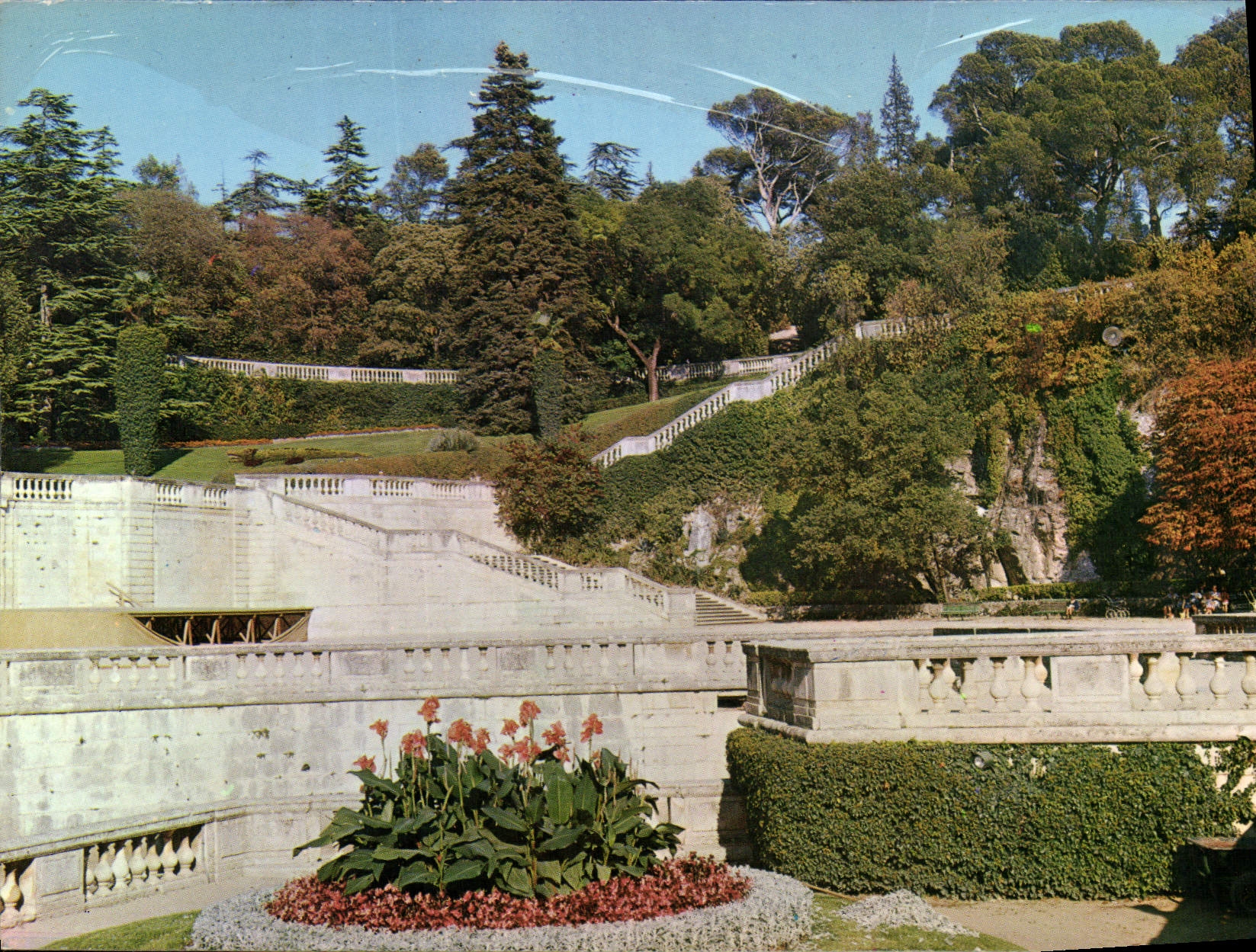 CPM Lumiere et Baute de la Provence Nimes Jardins de la Fontaine