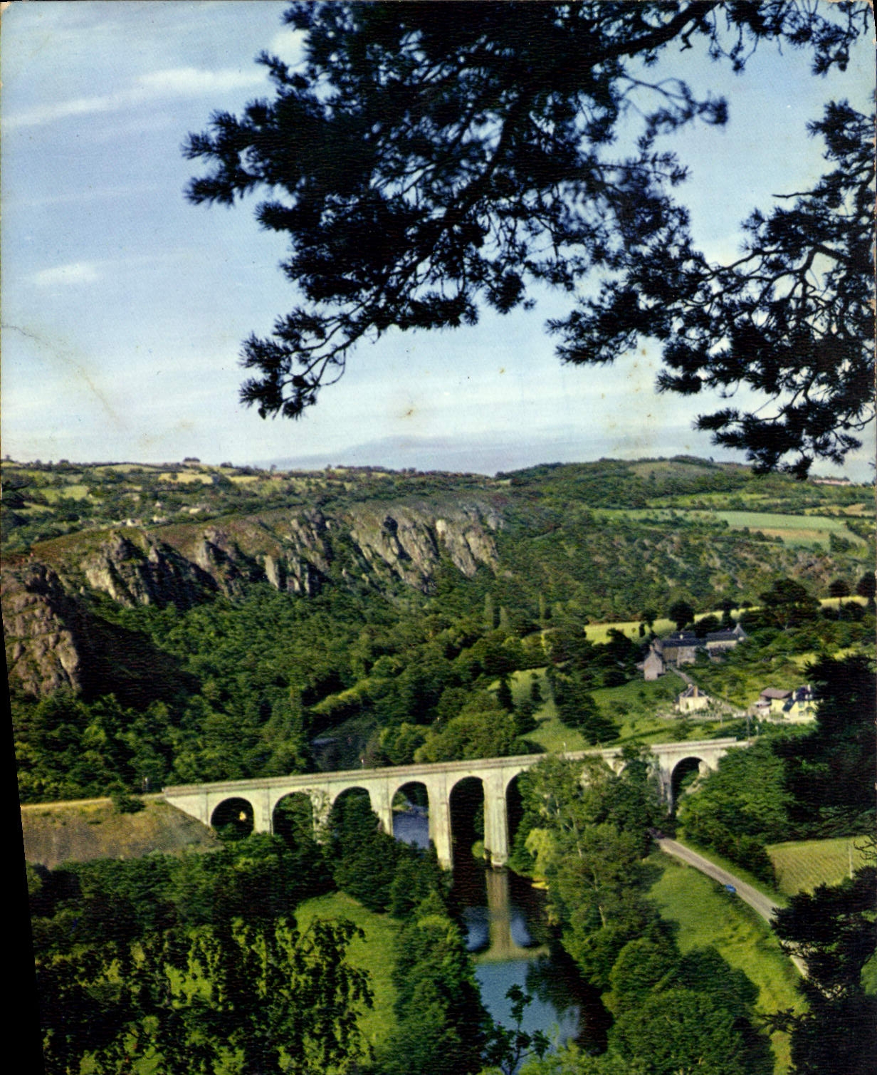 CPM La Suisse Normande Clecy Les bords de l'Orne les Rochers des Parcs et le Viaduc