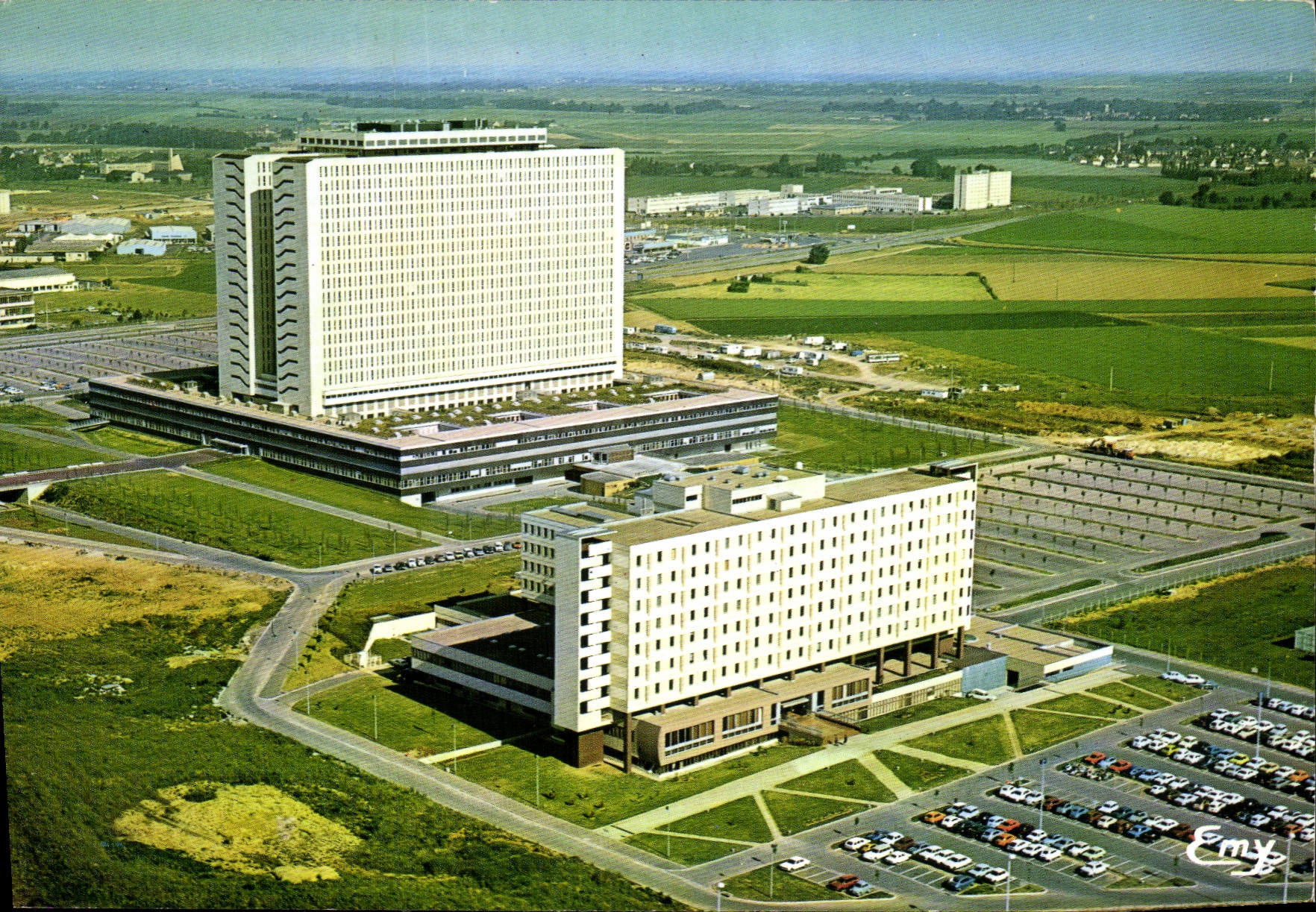 CPM En Normandie Caen Calvados Le centre Francois Badesse et le centre hospitalier Universitaire