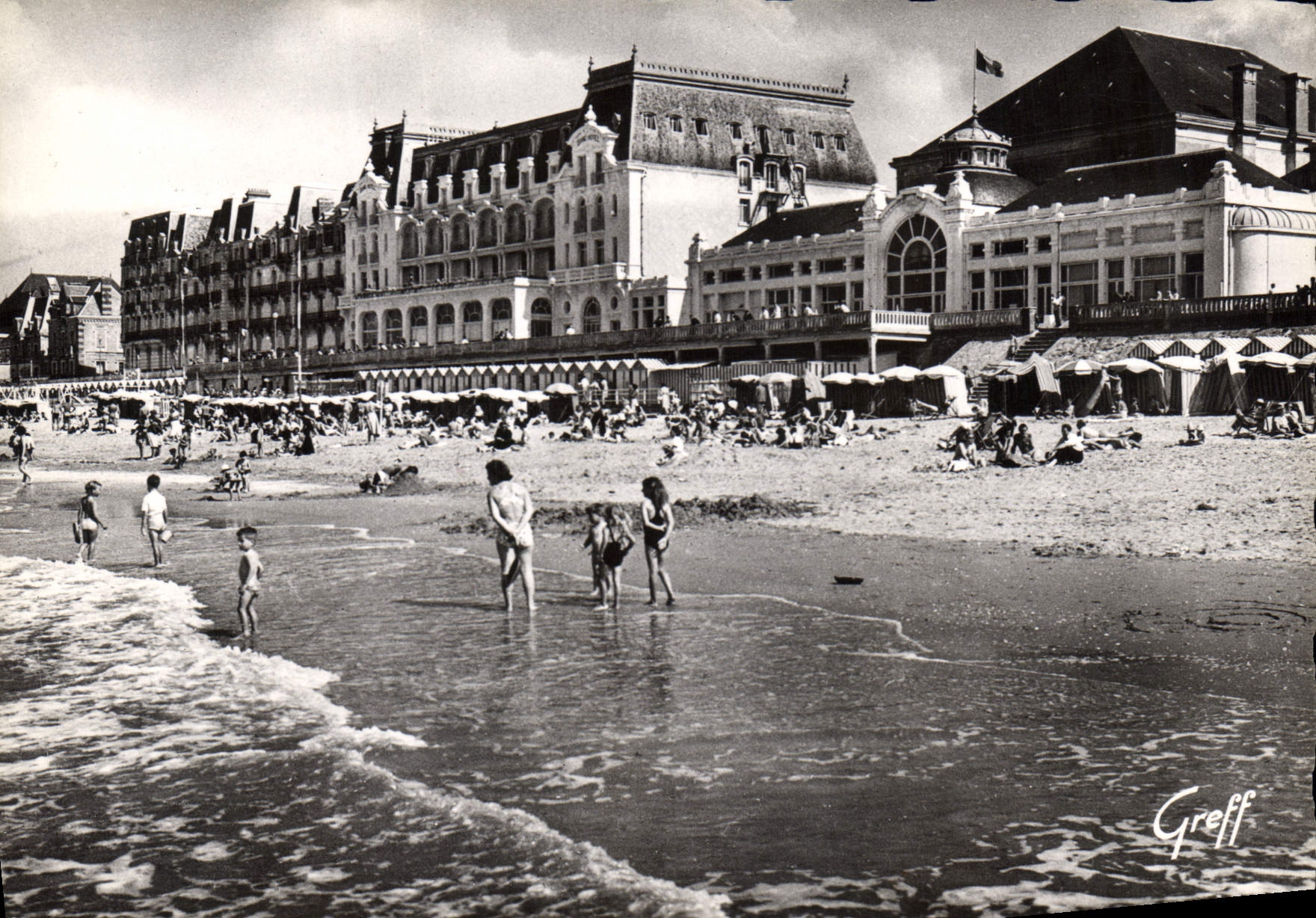 CPM En Normandie Cabourg Calvados Le Casino et la Plage 