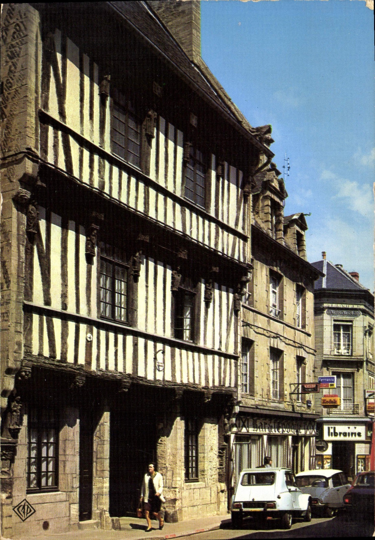 CPM Bayeux Vieille Maison dans la rue St Jean