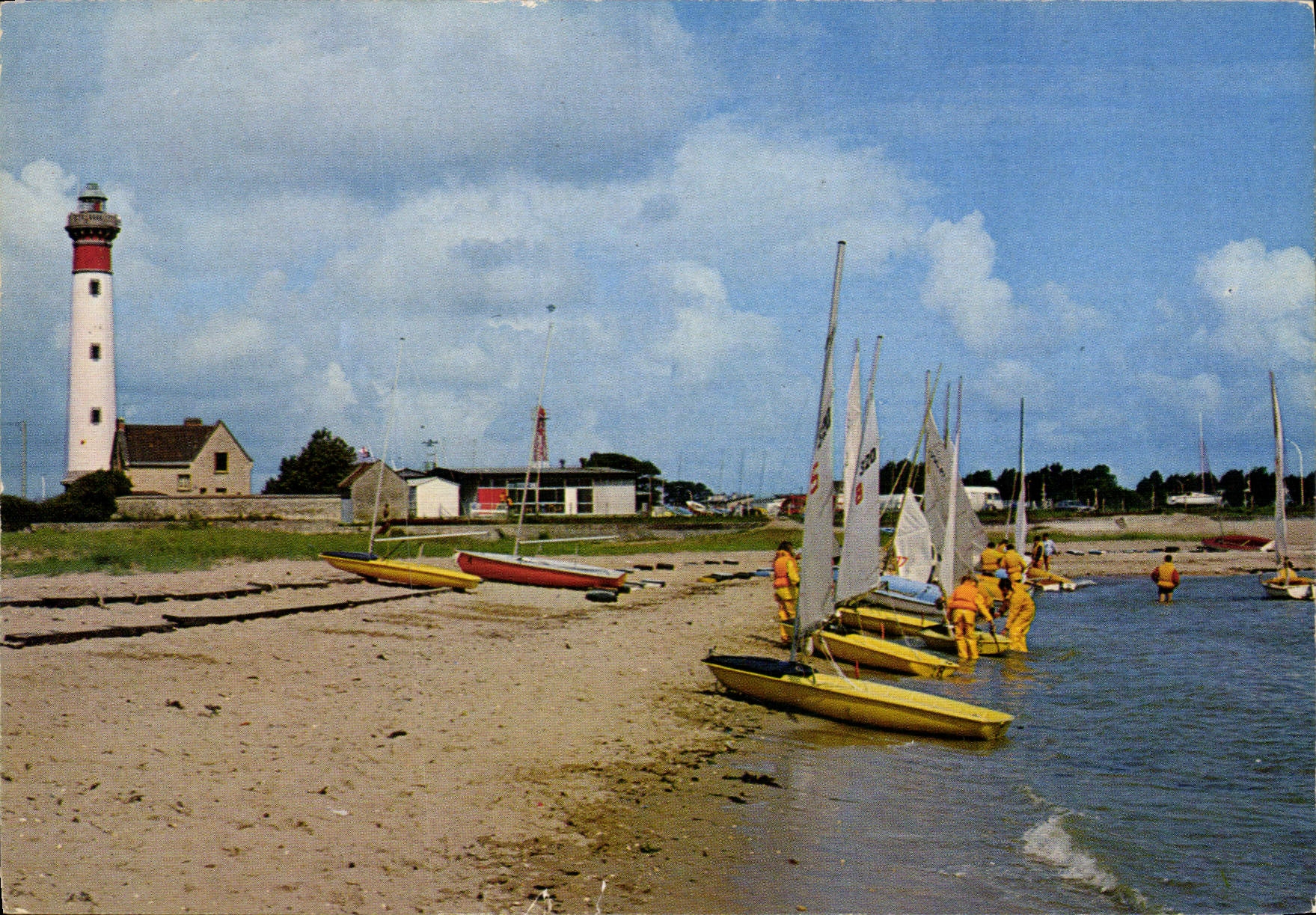 CPM Ouistreham Calvados La Plage et le Phare