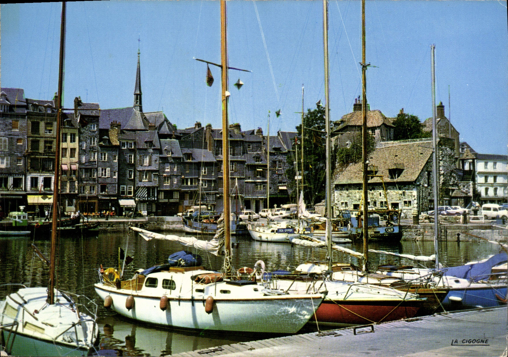 CPM Normandie France Honfleur La Lieutenance et le Bassin 