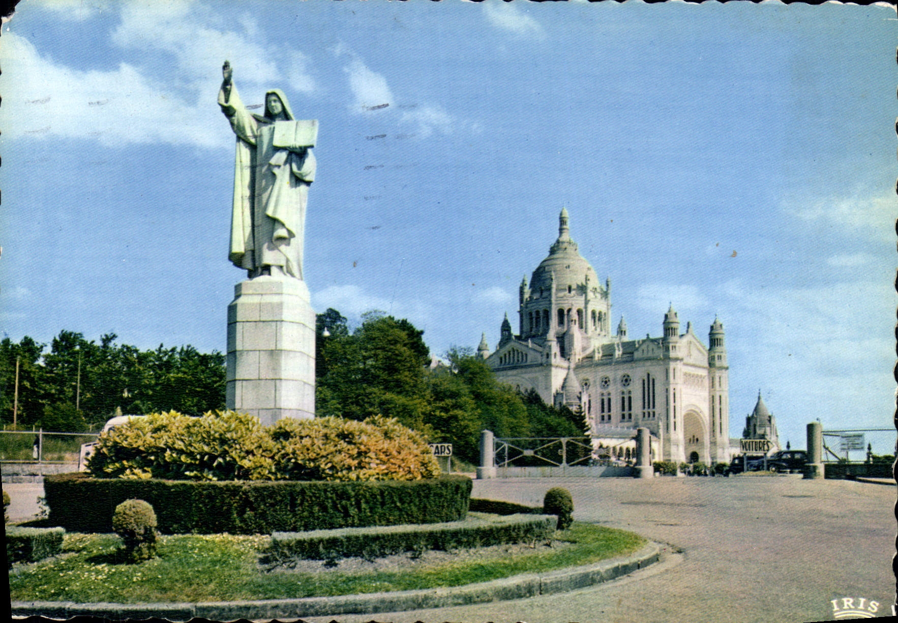CPM Lisieux Calvados La Basilique et Statue de Ste Therese 