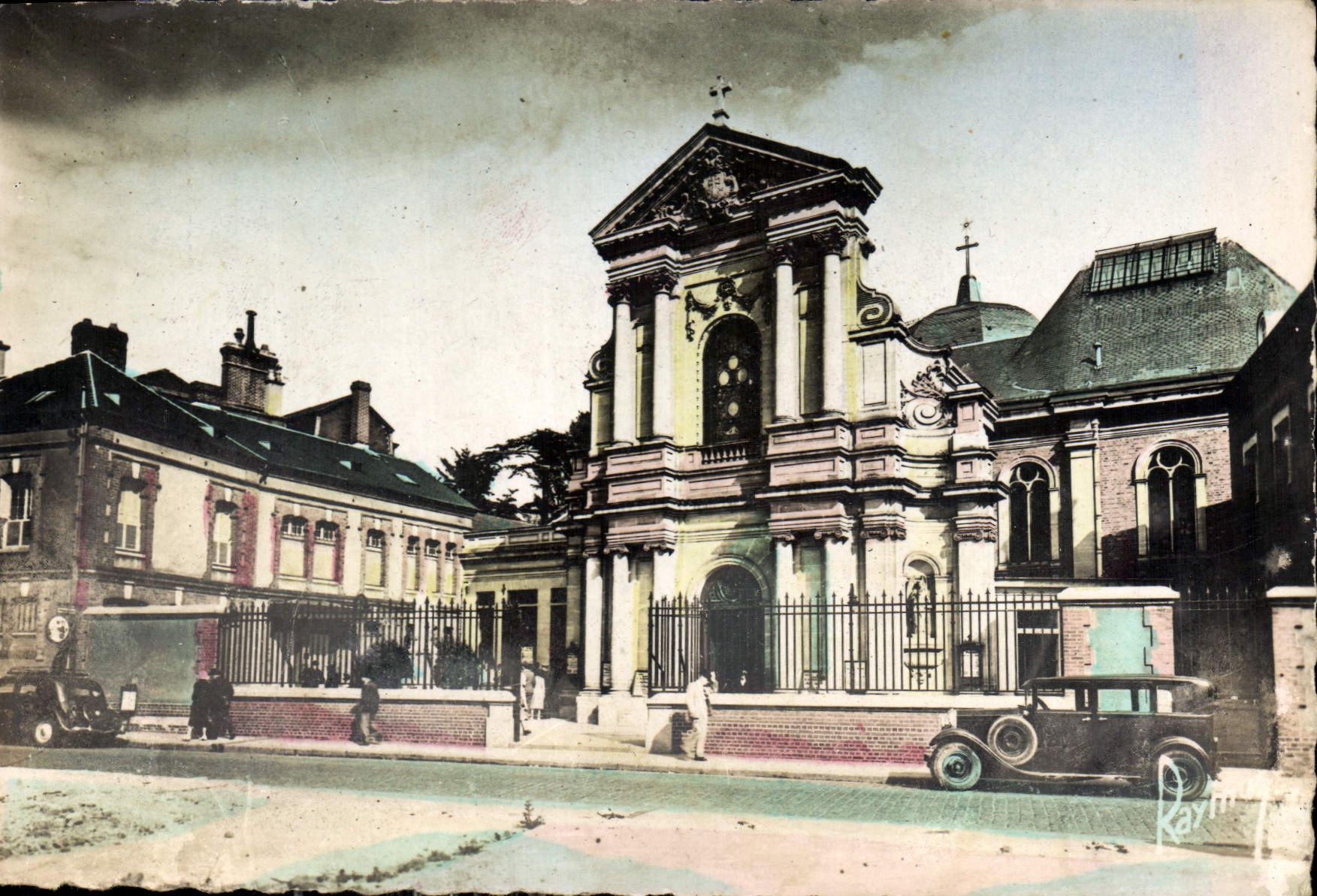 CPM Lisieux Calvados Chapelle du Carmel Automobile