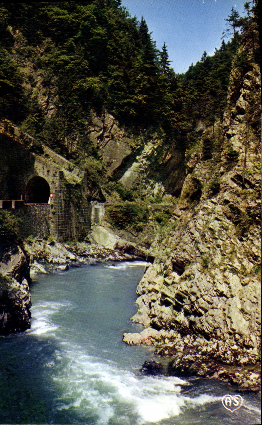 CPM Image de nos montagnes Le torrent serpente tourbillone a travers les rochers 