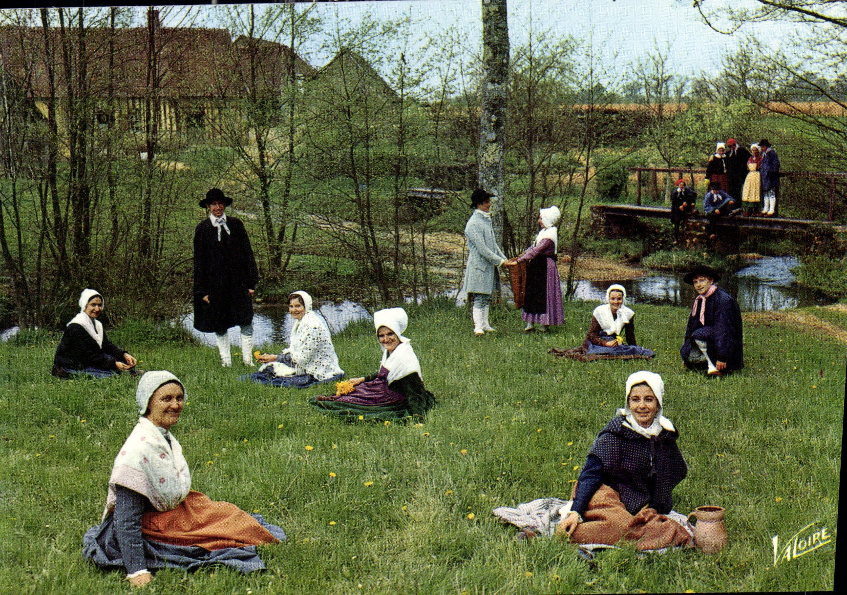 CPM La Ronde de Chartres Cercle laique Cueilette des coucous pres de la ferme du Petit Carcahu Fraze