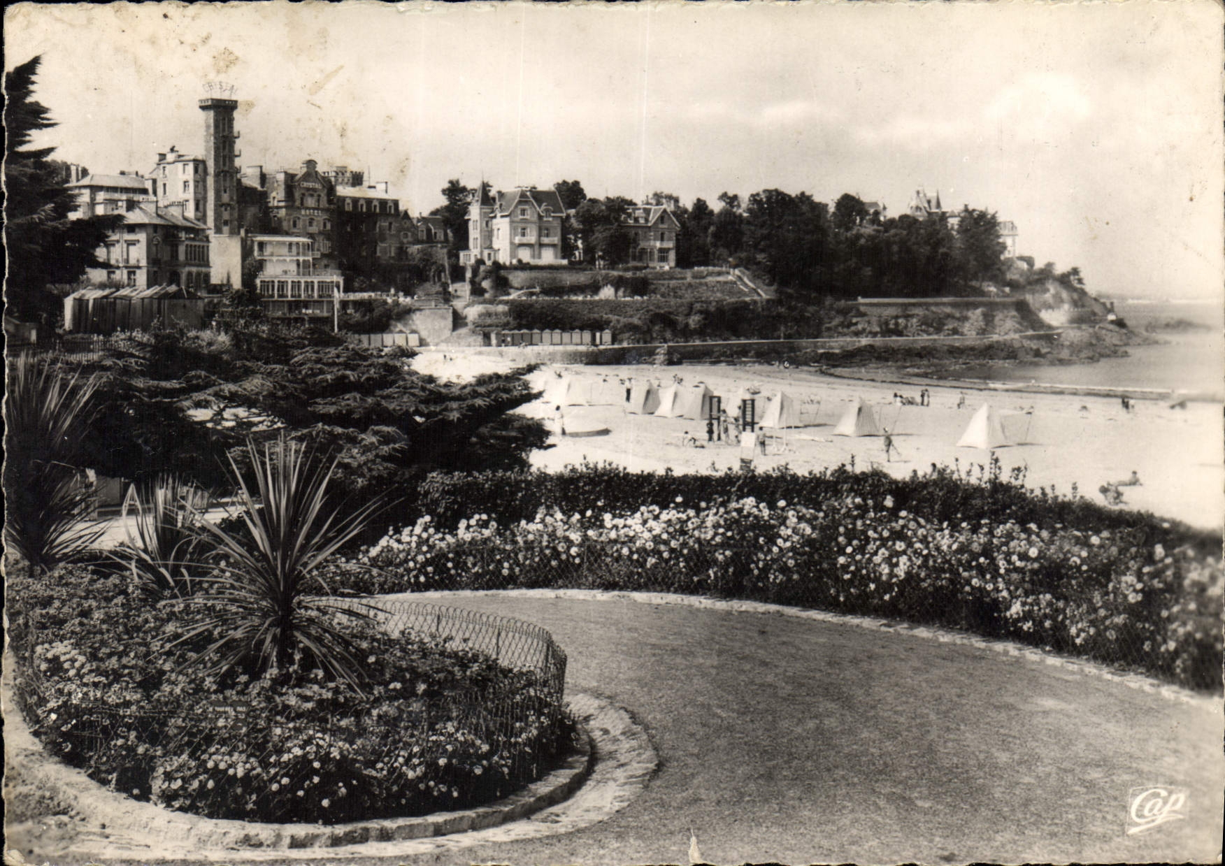 CPM Dinard Vue vers la Plage 