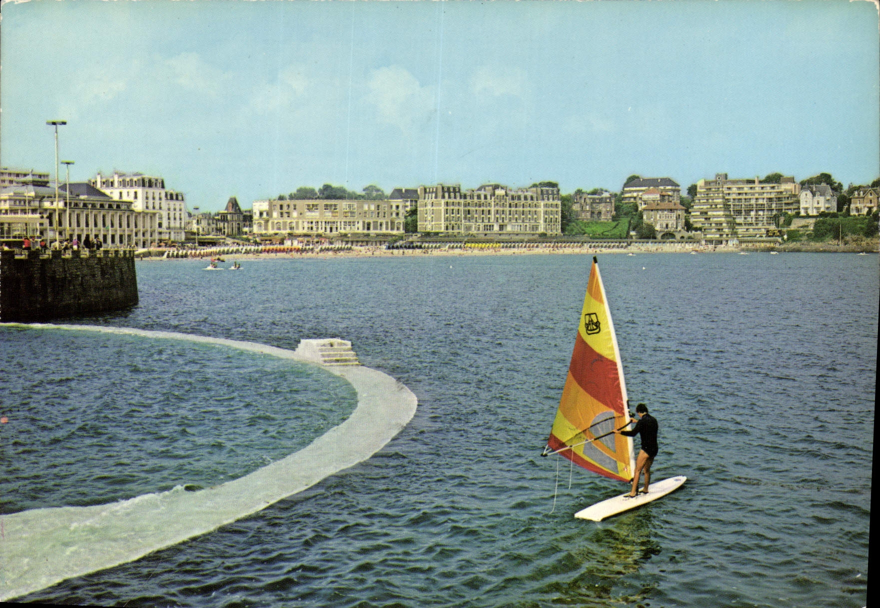 CPM Dinard Ille et Vilaine Perspective sur la Plage 